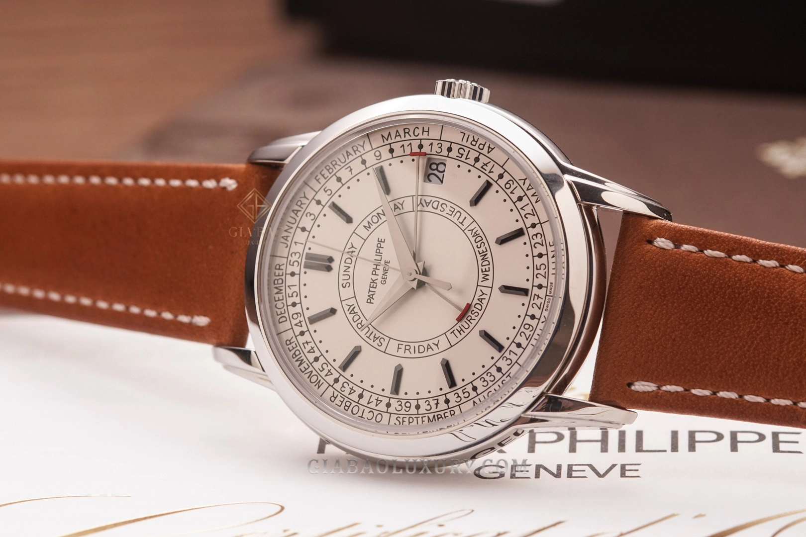 Patek Philippe Calatrava Weekly Calendar 5212A: vòng tuần và tháng trung tâm