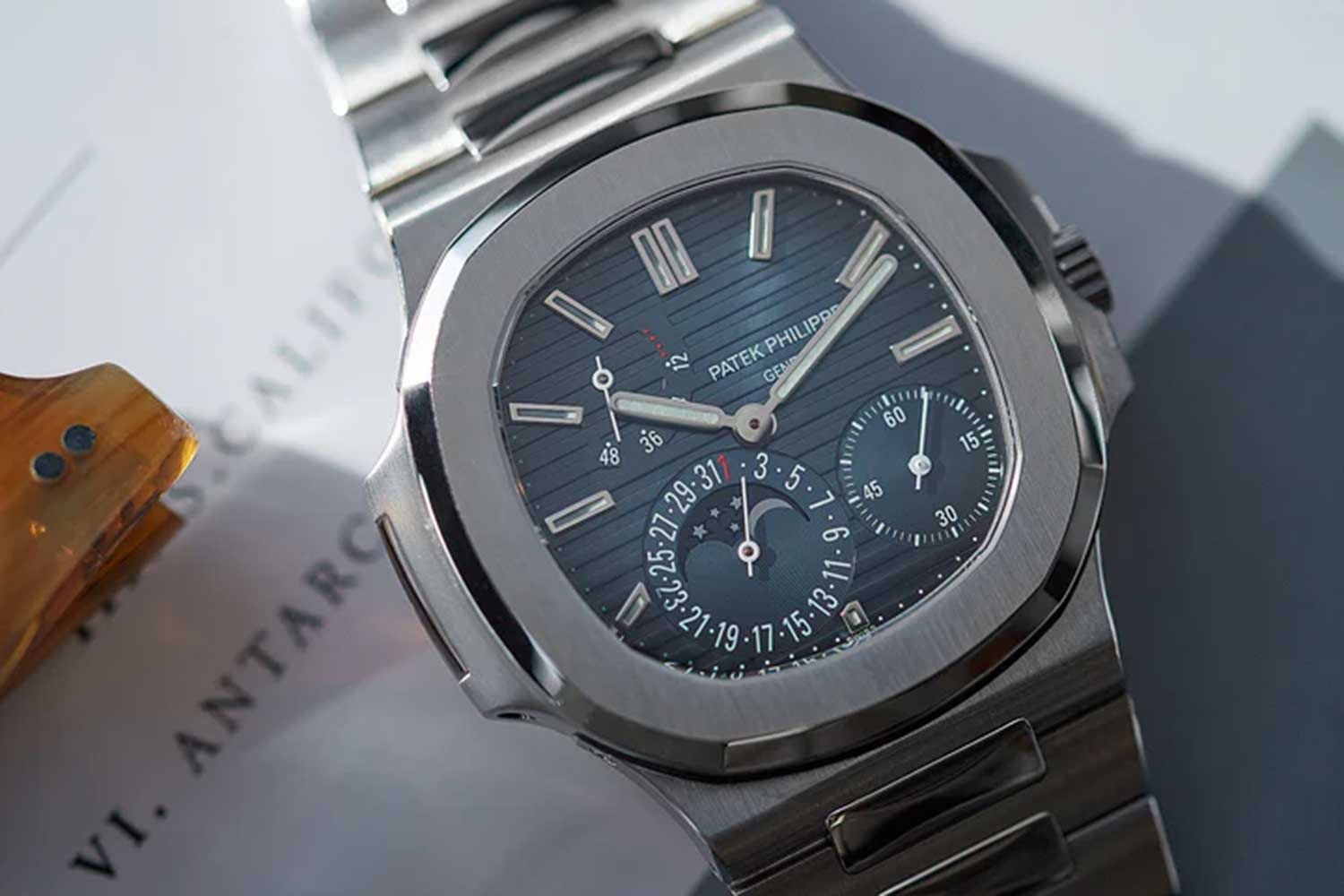 Patek Philippe Nautilus 5712/1A với báo dự trữ năng lượng