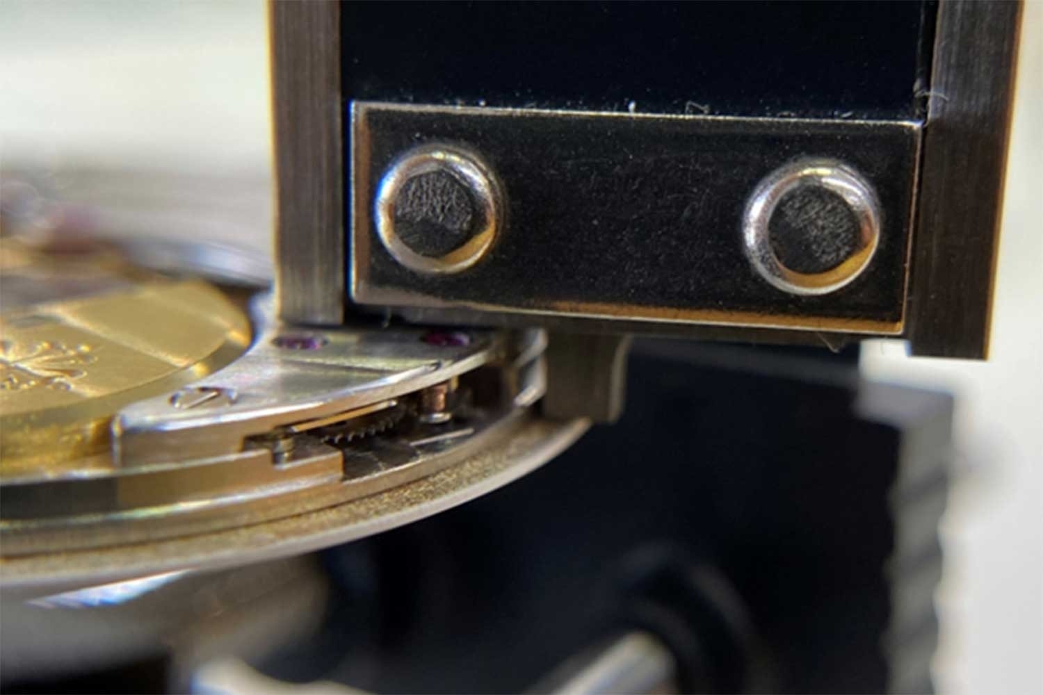 Đo chiều cao bộ máy Patek Philippe Calibre 240
