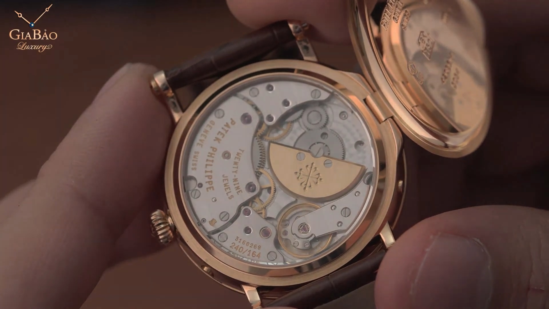 Calibre 240 với micro-rotor vàng của Patek Philippe 5054R