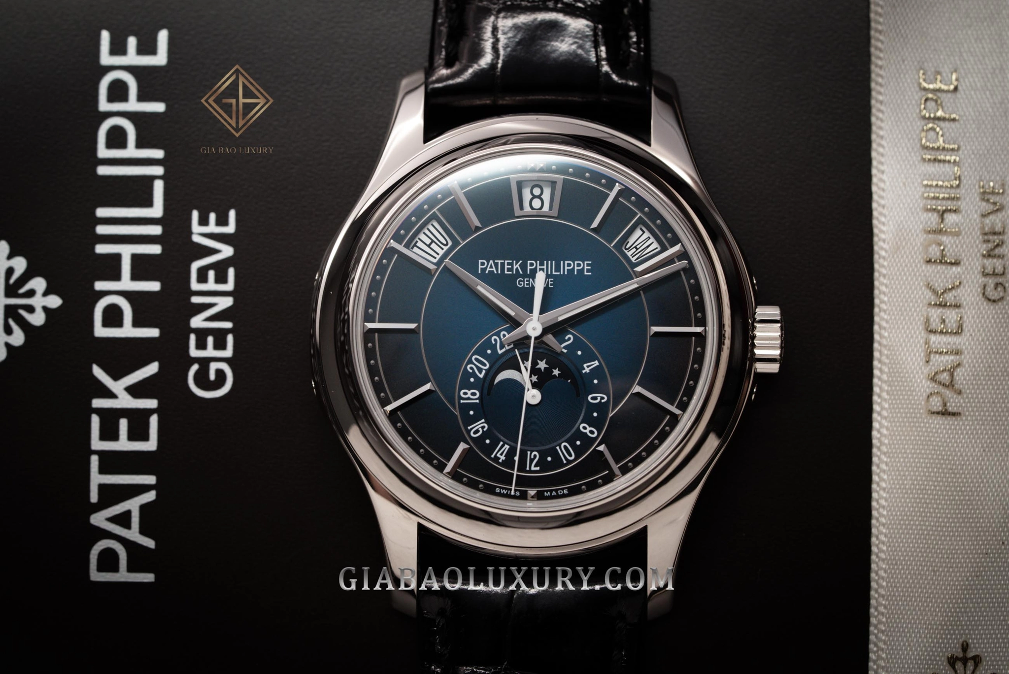Patek Philippe 5205G: lịch thường niên hiện đại: Patek Philippe 5205G mặt xanh cùng hộp và giấy tờ