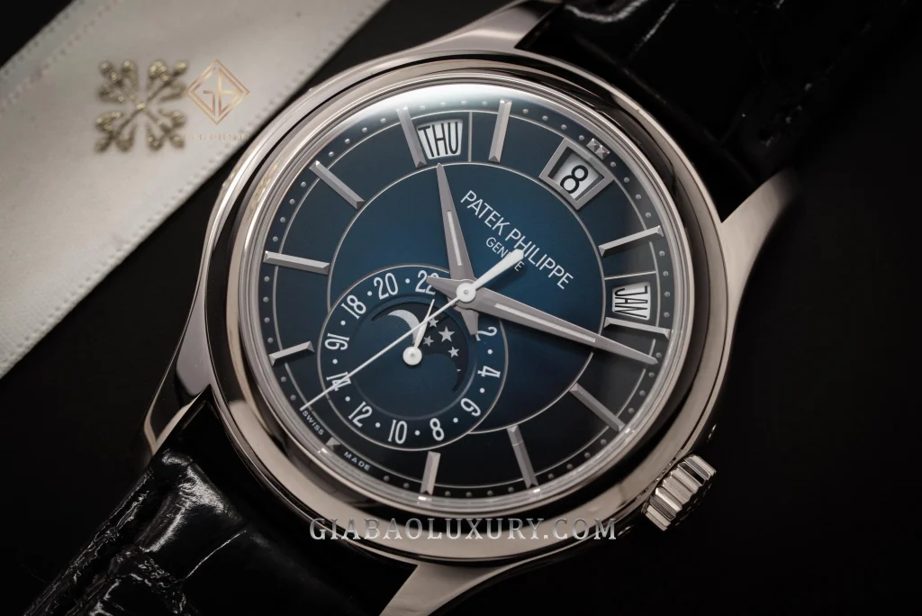 Patek Philippe 5205G: lịch thường niên hiện đại: bố cục ba cửa sổ annual calendar trên Ref. 5205G