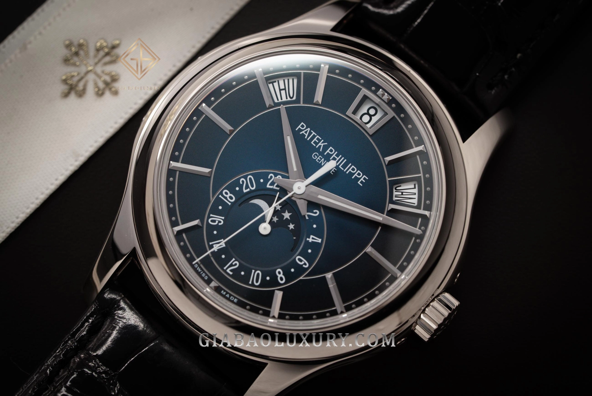 Patek Philippe 5205G: lịch thường niên hiện đại: bố cục ba cửa sổ annual calendar trên Ref. 5205G