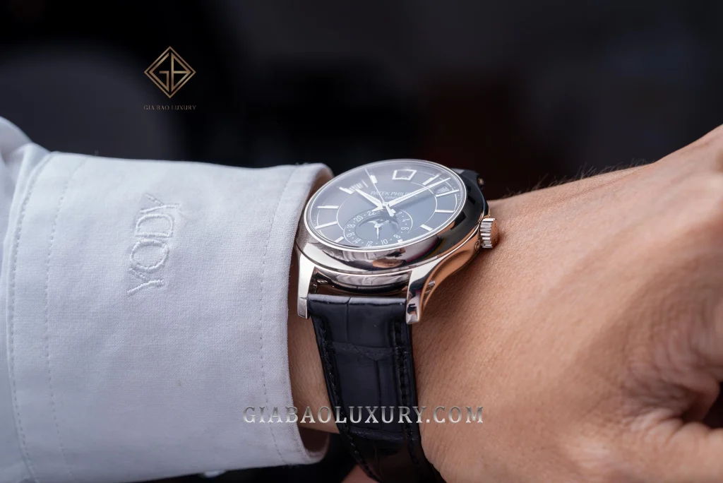 Patek Philippe 5205G: lịch thường niên hiện đại: Patek Philippe 5205G trên cổ tay