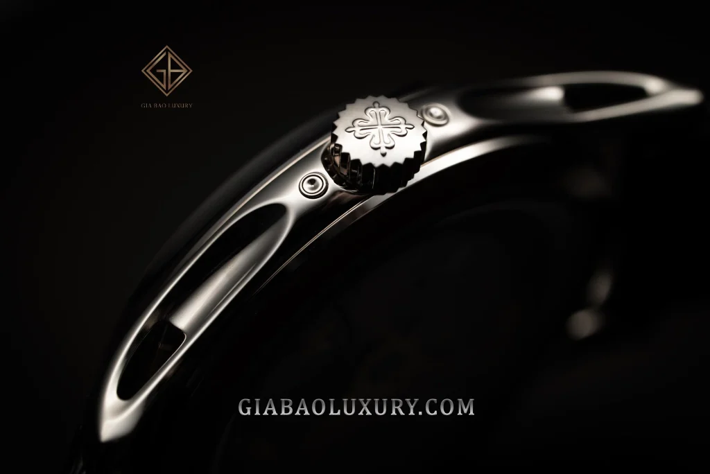 Patek Philippe 5205G: lịch thường niên hiện đại: cạnh vỏ lõm và núm Calatrava của Patek Philippe 5205G