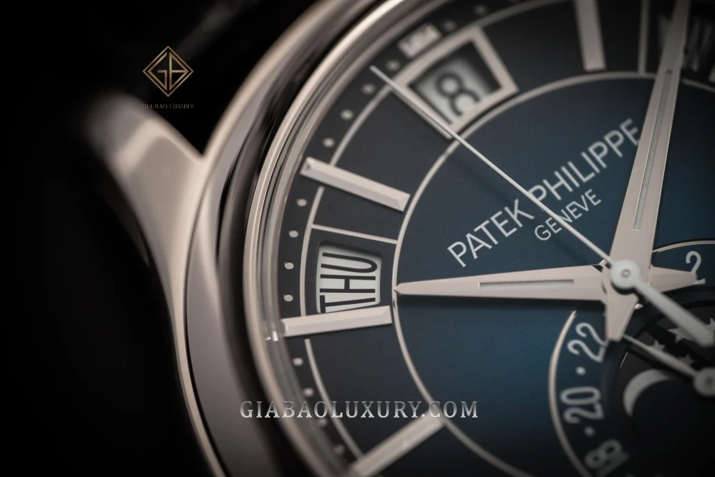 Patek Philippe 5205G: lịch thường niên hiện đại: ba cửa sổ thứ, ngày và tháng trên mặt số 5205G