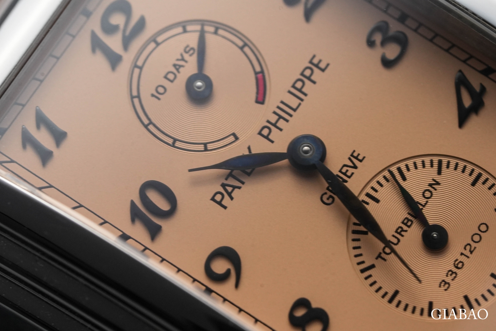 Cận cảnh mặt số Patek Philippe 5101P với ô báo cót 10 Days, kim lá sẫm màu, giây nhỏ Tourbillon và chữ số 3361200