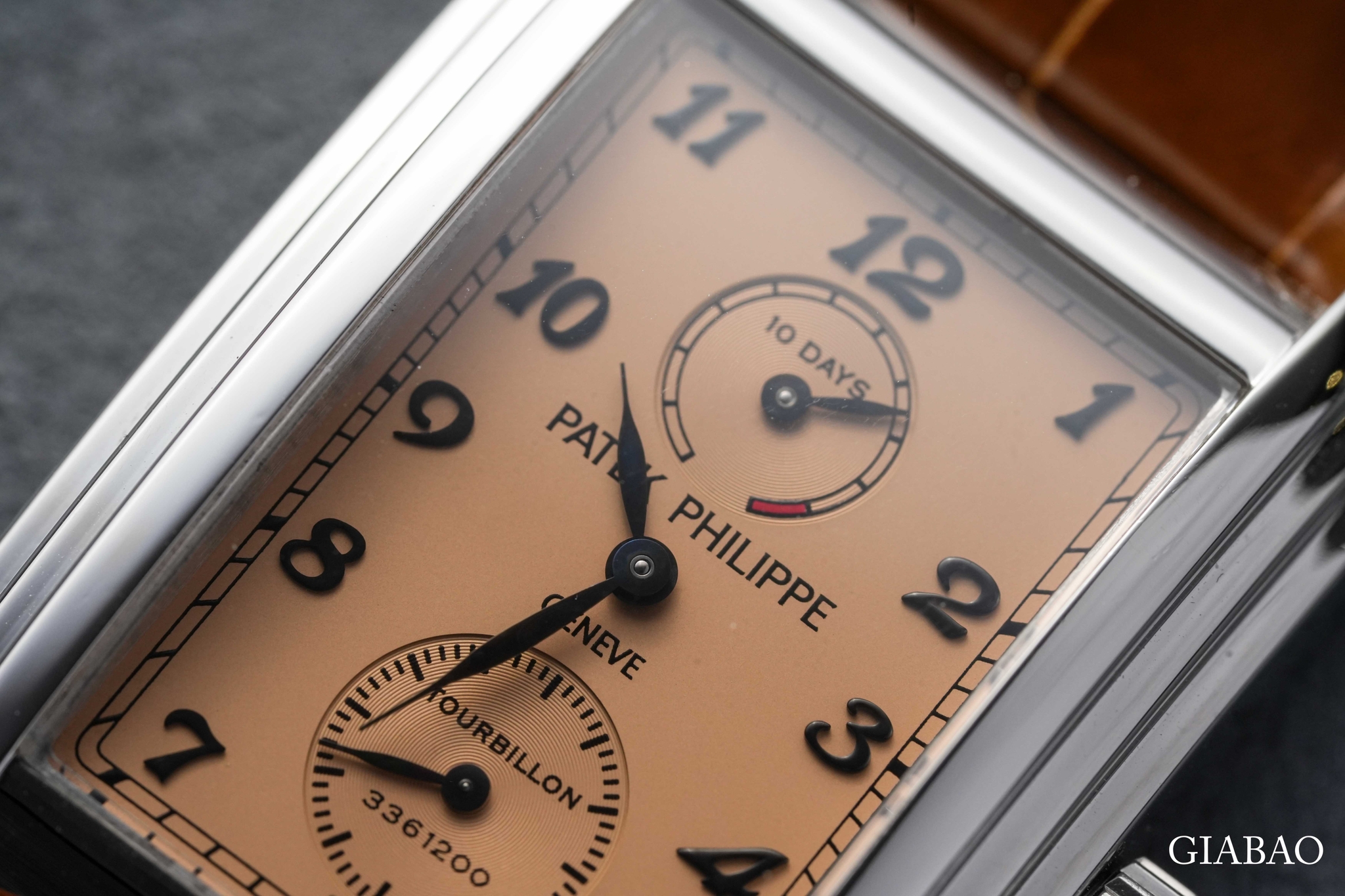 Góc nghiêng Patek Philippe 5101P cho thấy vỏ bạch kim ba bậc, mặt số màu cá hồi và hai mặt số phụ tròn