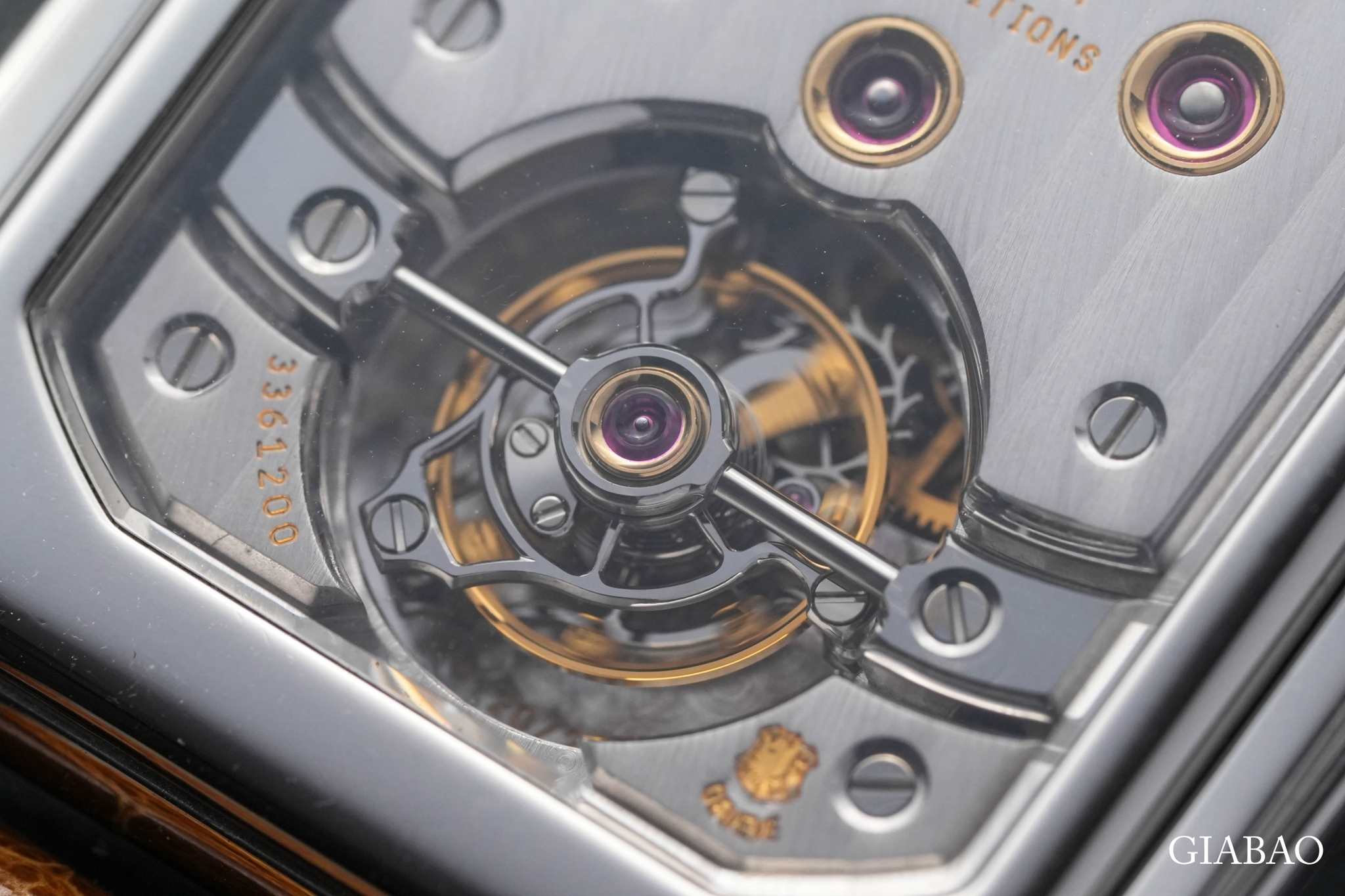 Mặt sau Patek Philippe 5101P qua kính sapphire, thấy tourbillon, cầu máy, chaton vàng và số máy 3361200