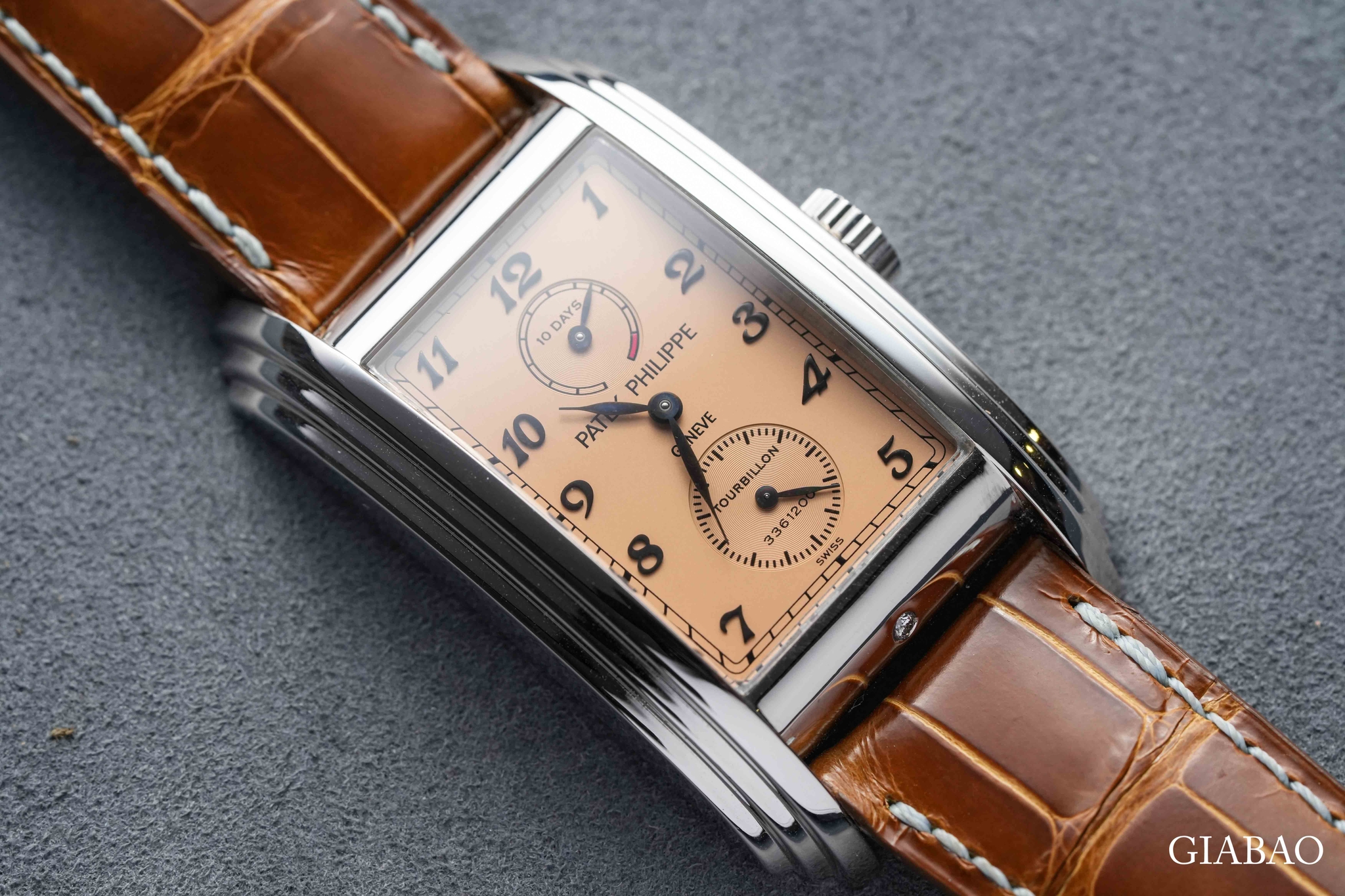 Patek Philippe 5101P bạch kim nhìn từ phía trước, mặt số màu cá hồi, dây da nâu và viên kim cương nhỏ giữa hai càng dưới