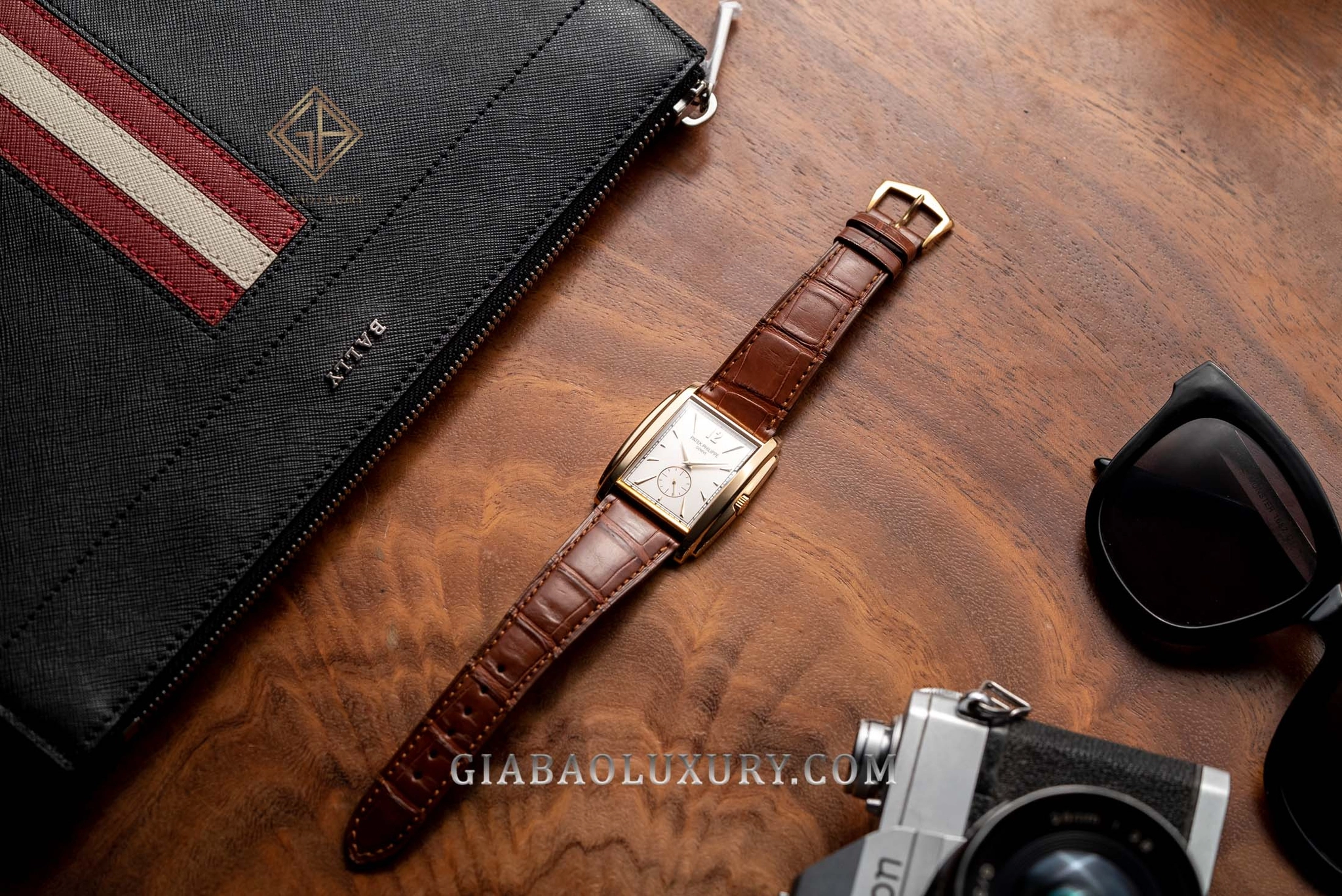 Patek Philippe Gondolo 5124J-001: Gondolo 5124J-001 trong bố cục dress watch