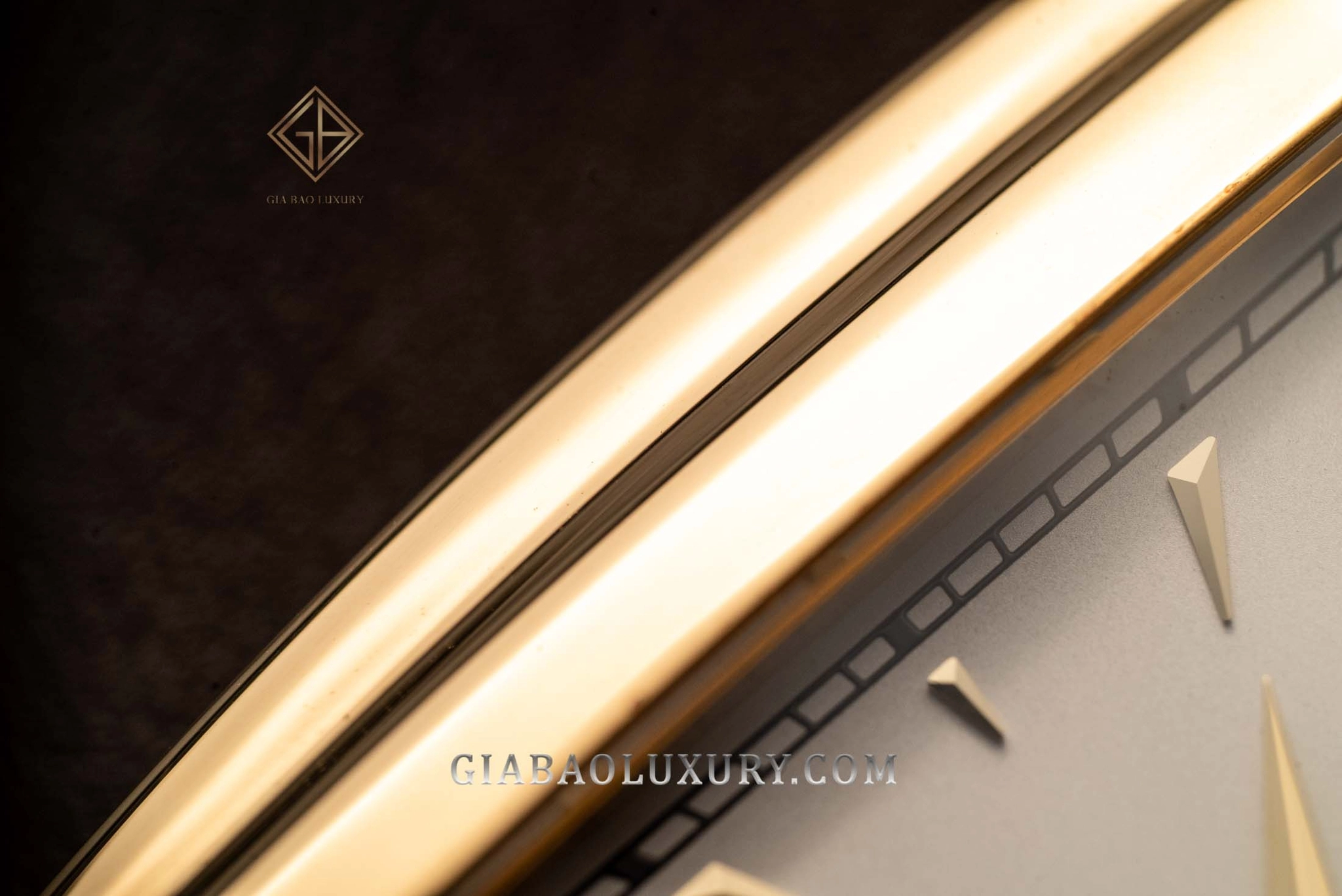 Patek Philippe Gondolo 5124J-001: mặt kính và cạnh vỏ uốn cong theo hình dáng bộ vỏ
