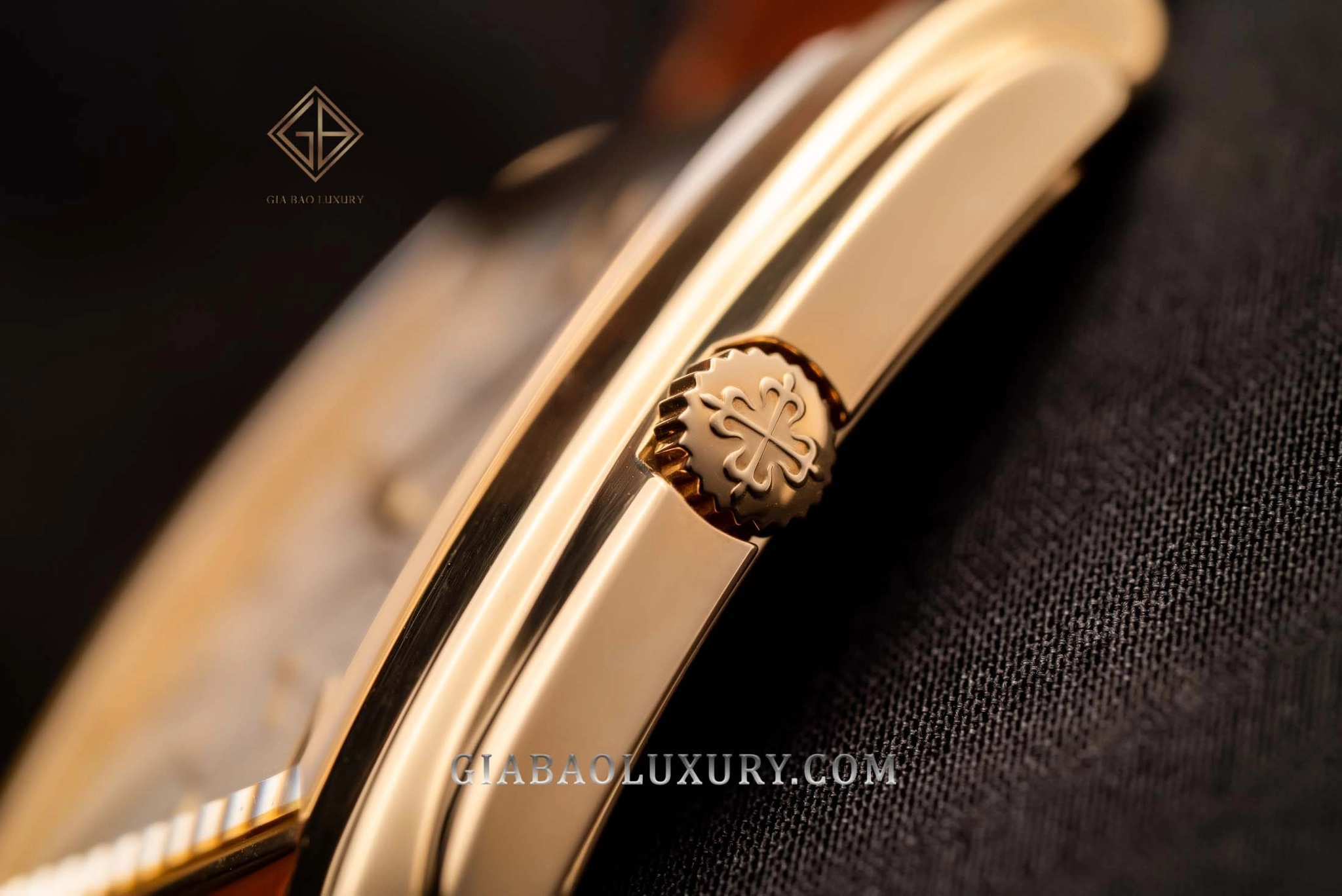 Patek Philippe Gondolo 5124J-001: núm vặn có biểu tượng Calatrava Cross