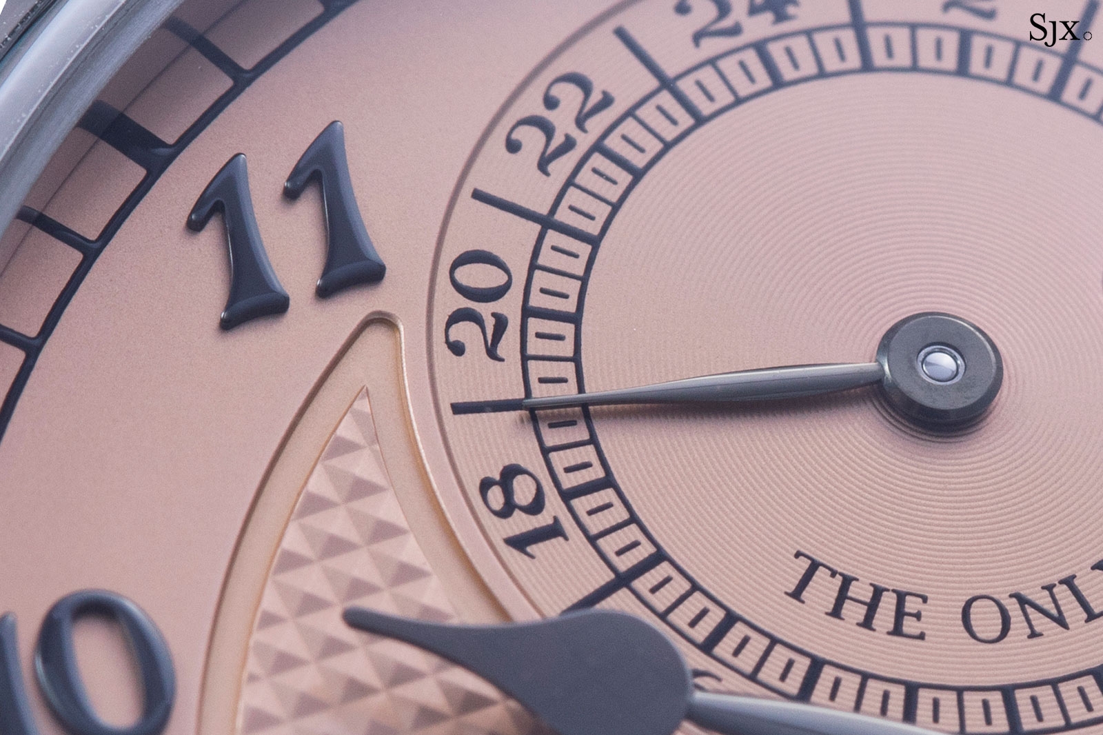 Patek Philippe 6300A tại Only Watch 2019: hồ sơ CHF 31 triệu: mặt số giờ cùng các hiển thị liên quan đến điểm chuông