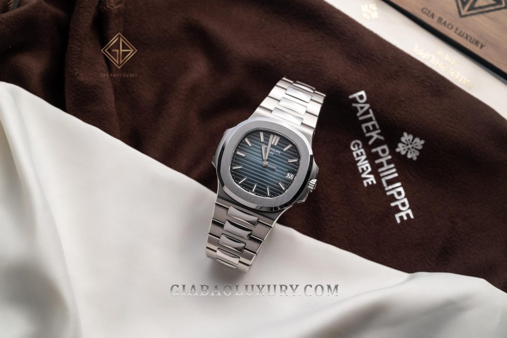Patek Philippe Nautilus 5711/1A-010 bằng thép: Patek Philippe Nautilus 5711/1A-010 nhìn chính diện