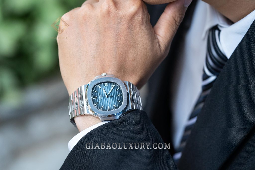 Patek Philippe Nautilus 5711/1A-010 bằng thép: tỷ lệ Nautilus 5711/1A khi lên cổ tay