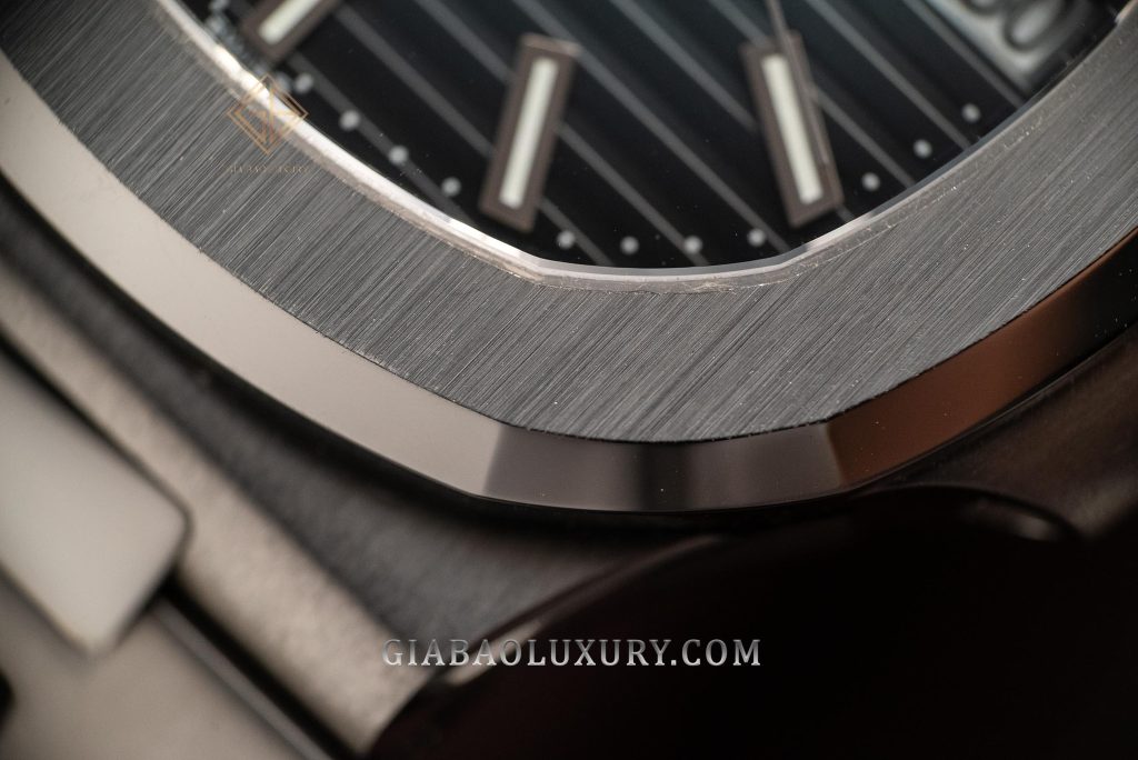 Patek Philippe Nautilus 5711/1A-010 bằng thép: hoàn thiện chải xước của vành và mặt số xanh