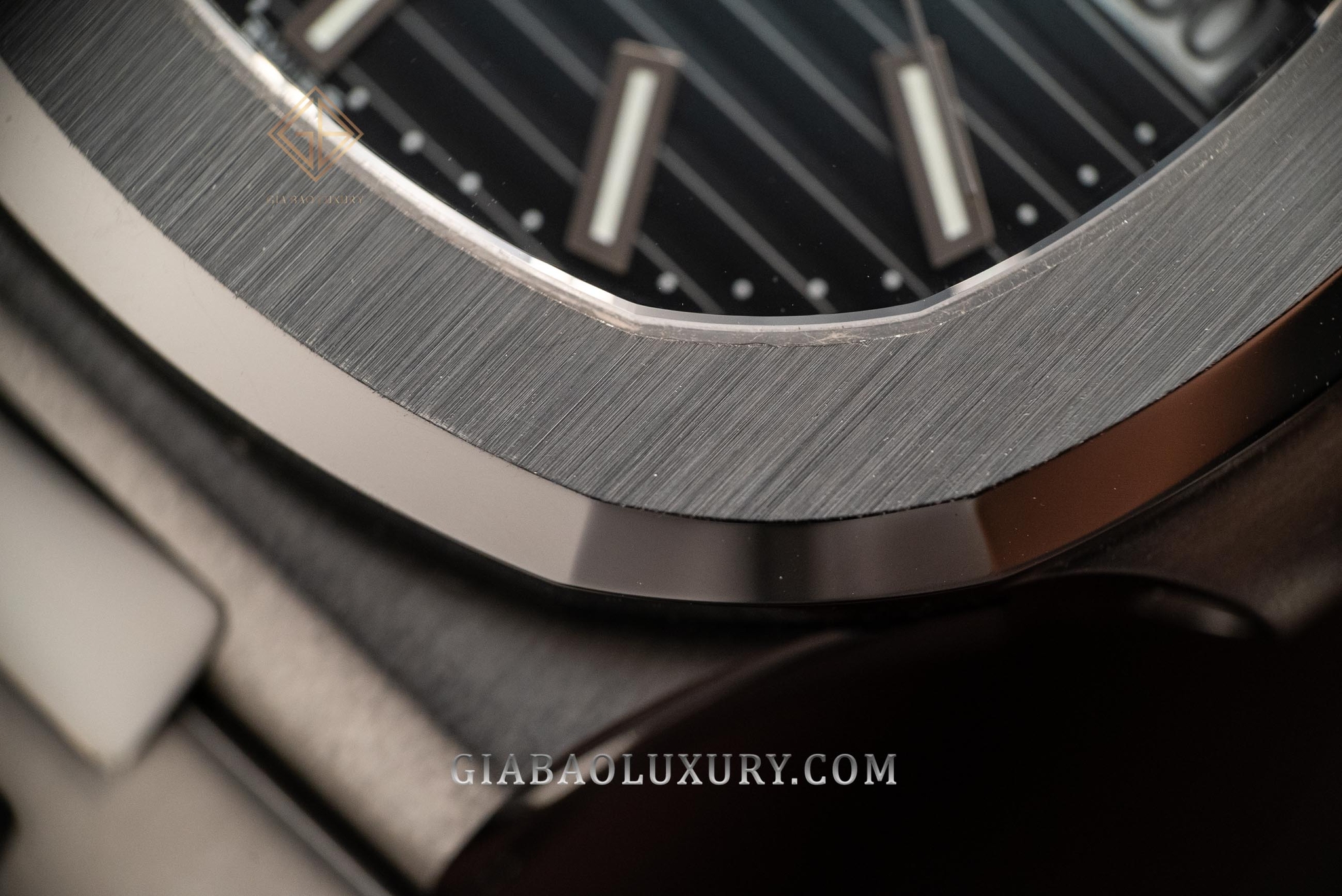 Patek Philippe Nautilus 5711/1A-010 bằng thép: hoàn thiện chải xước của vành và mặt số xanh