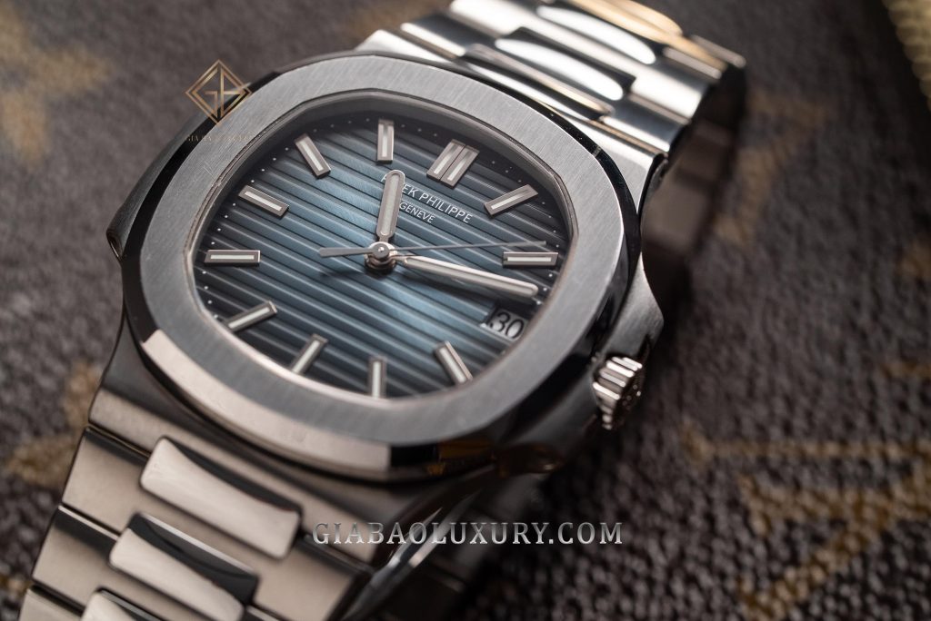 Patek Philippe Nautilus 5711/1A-010 bằng thép: cấu trúc mặt số ba kim và lịch ngày