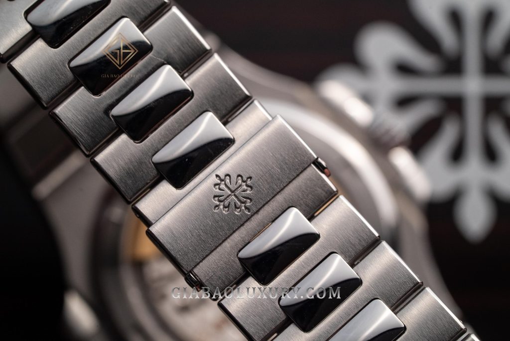 Patek Philippe Nautilus 5711/1A-010 bằng thép: calibre tự động qua đáy sapphire