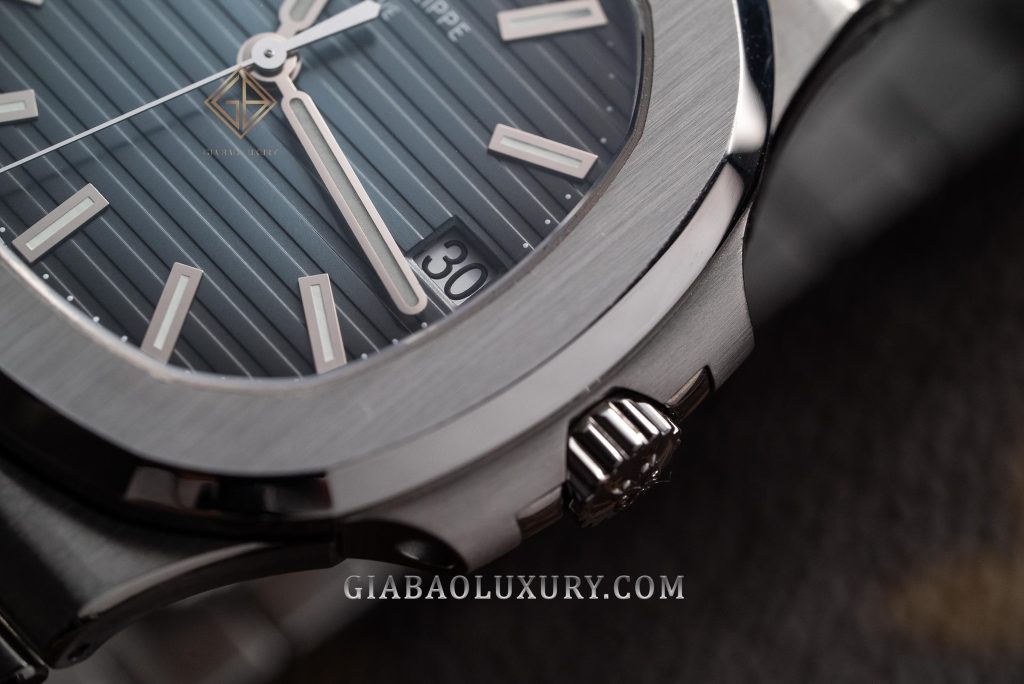 Patek Philippe Nautilus 5711/1A-010 bằng thép: chi tiết cầu máy và rotor vàng của calibre 324 S C