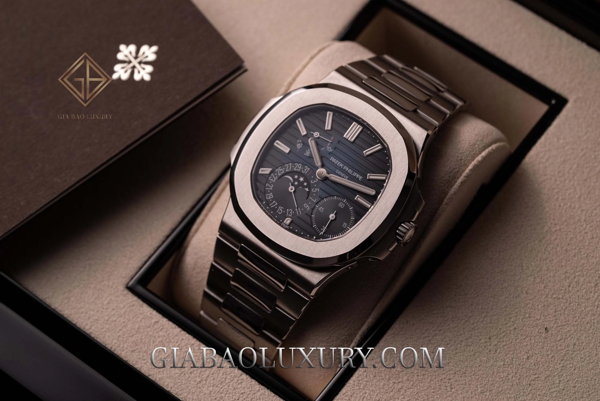 Patek Philippe Nautilus 5712/1A và calibre 240: Patek Philippe Nautilus 5712/1A trong hộp