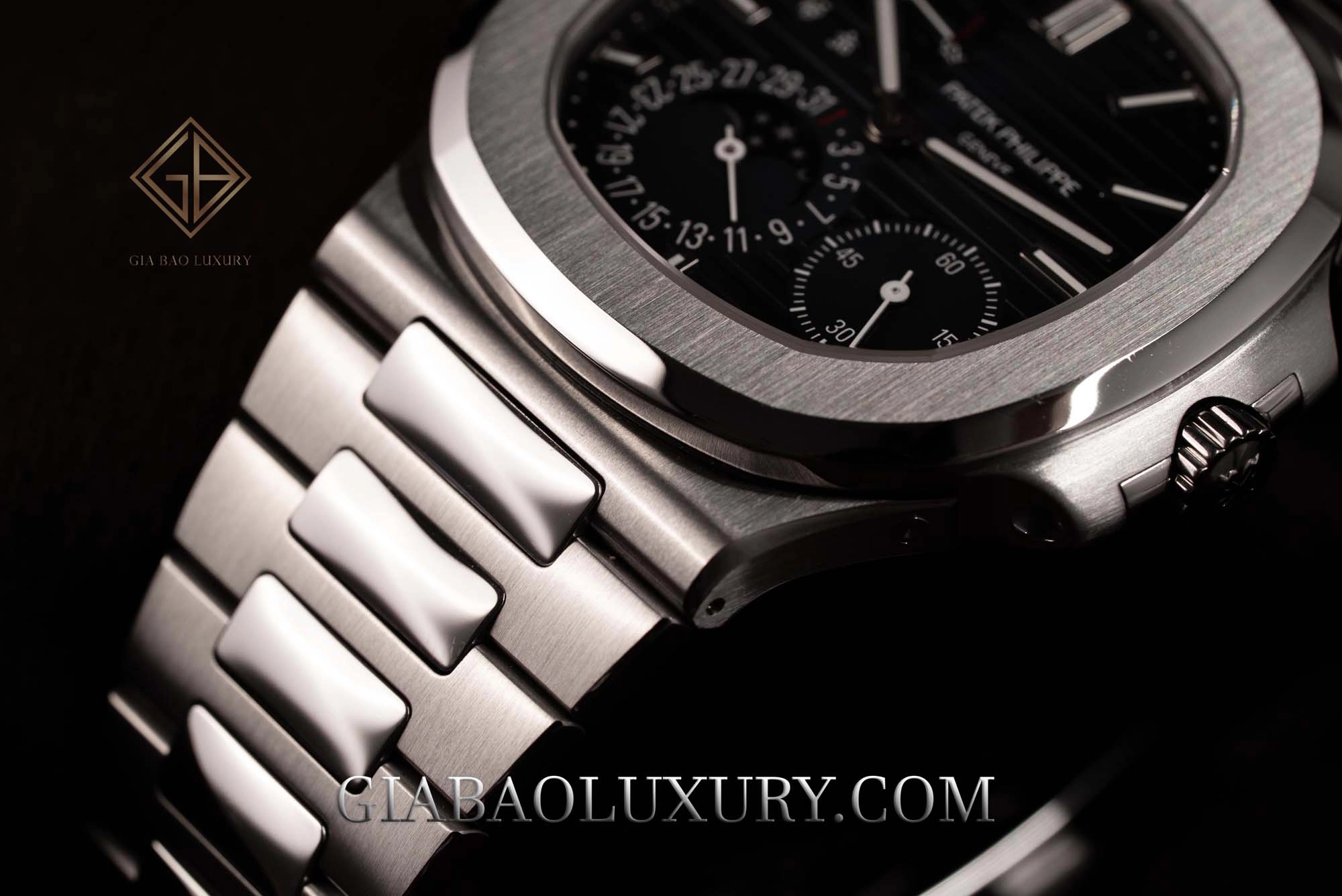 Patek Philippe Nautilus 5712/1A và calibre 240: cấu trúc vỏ thép và dây tích hợp của Nautilus 5712/1A