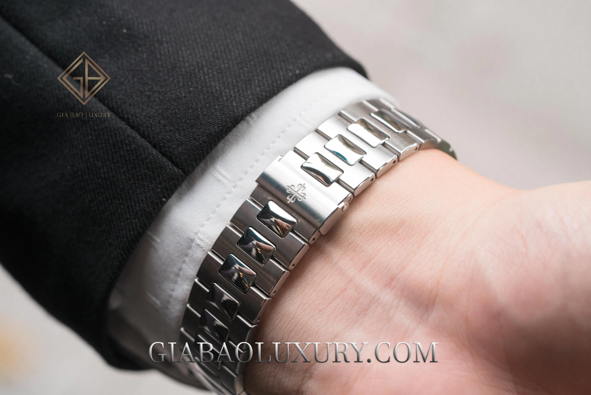 Patek Philippe Nautilus 5712/1A và calibre 240: khóa gập và mắt dây thép nhìn trên cổ tay