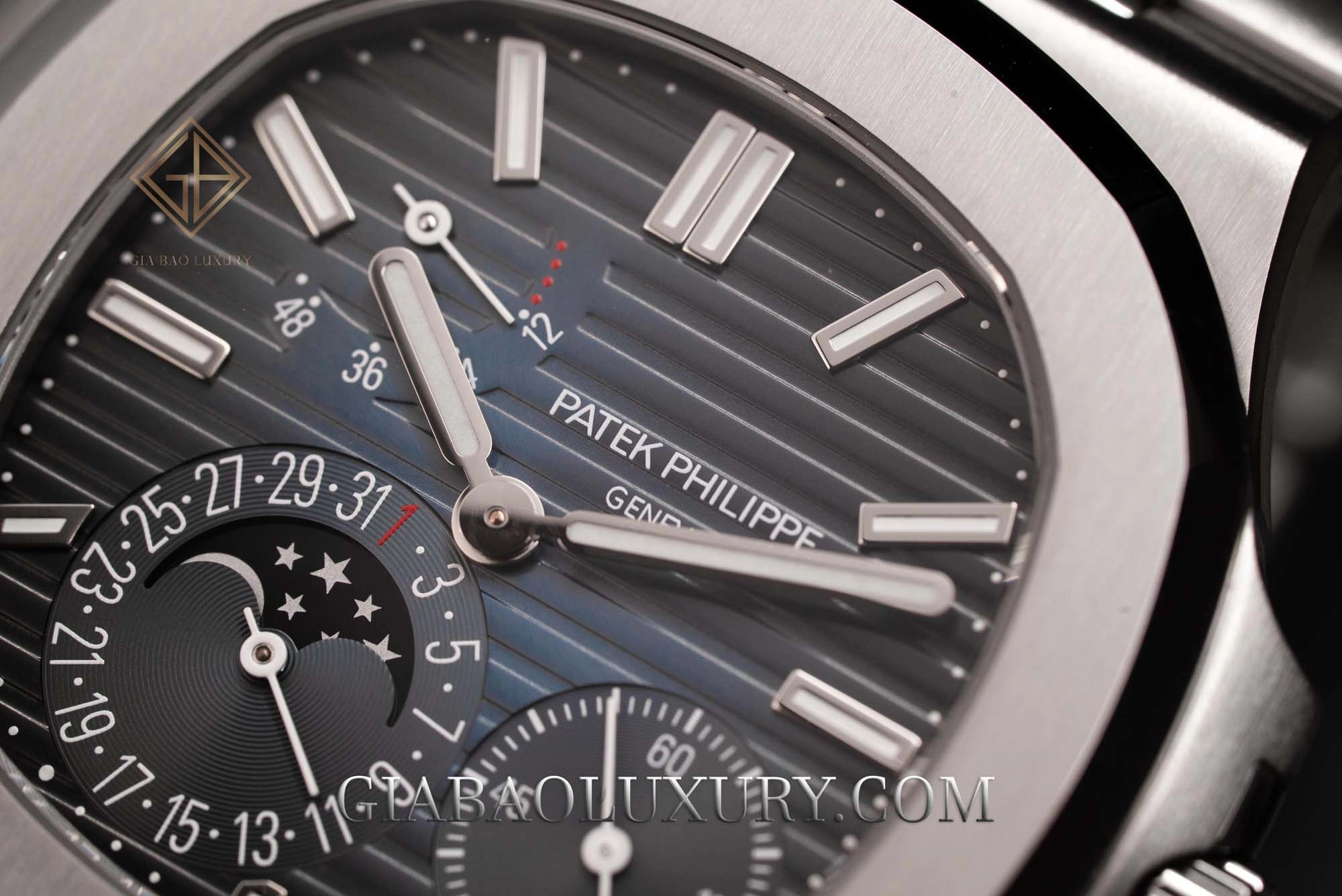 Patek Philippe Nautilus 5712/1A và calibre 240: mặt số bất đối xứng với lịch kim, lịch trăng và báo cót