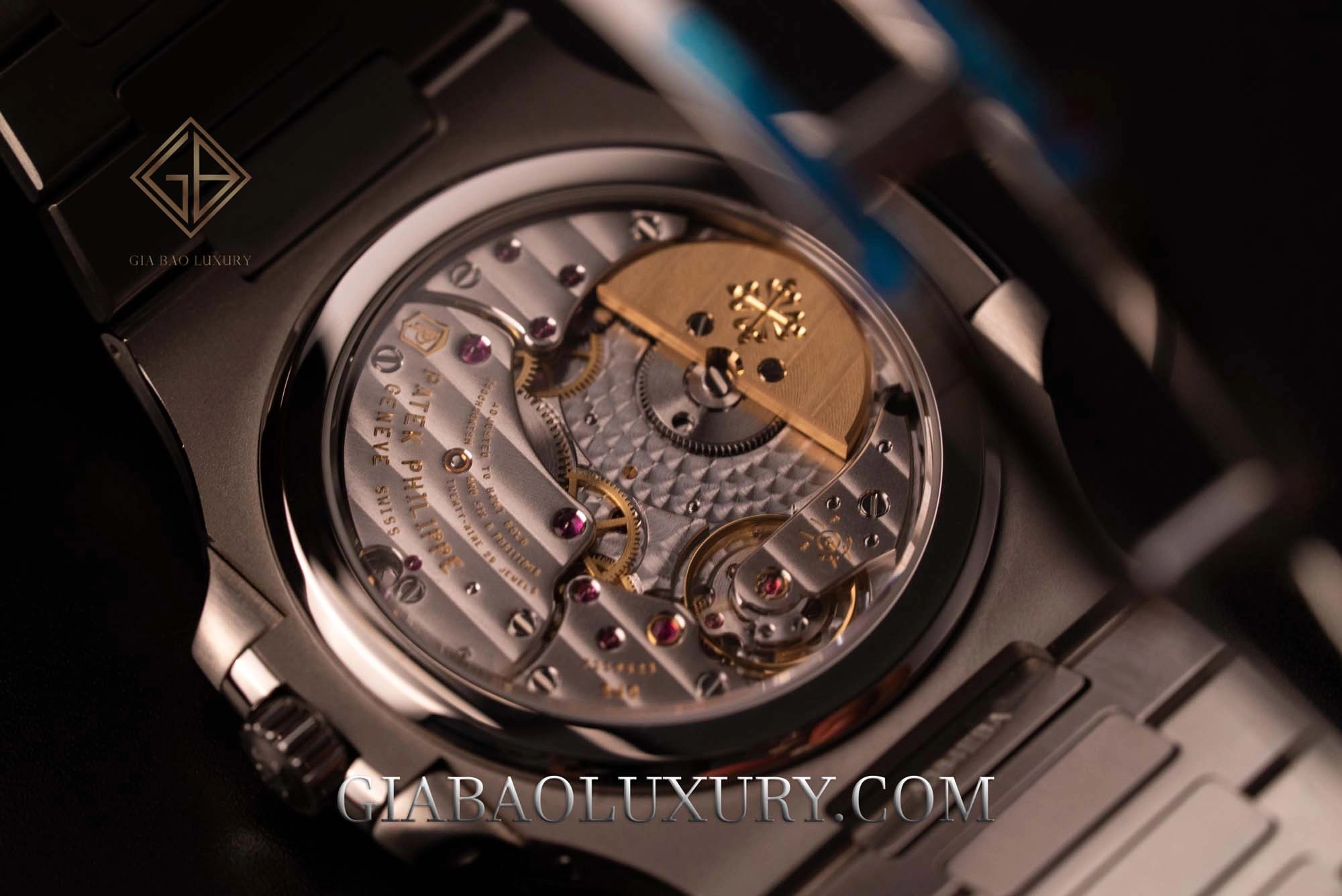 Patek Philippe Nautilus 5712/1A và calibre 240: calibre 240 PS IRM C LU qua đáy sapphire