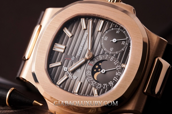 Patek Philippe Nautilus 5712R-001: mặt số bất đối xứng, calibre 240 — ảnh chi tiết 01