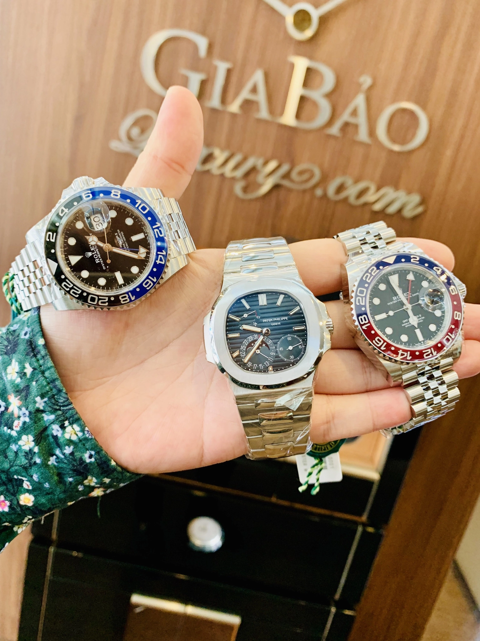 Patek Philippe Nautilus 5712R-001: mặt số bất đối xứng, calibre 240 — ảnh chi tiết 02