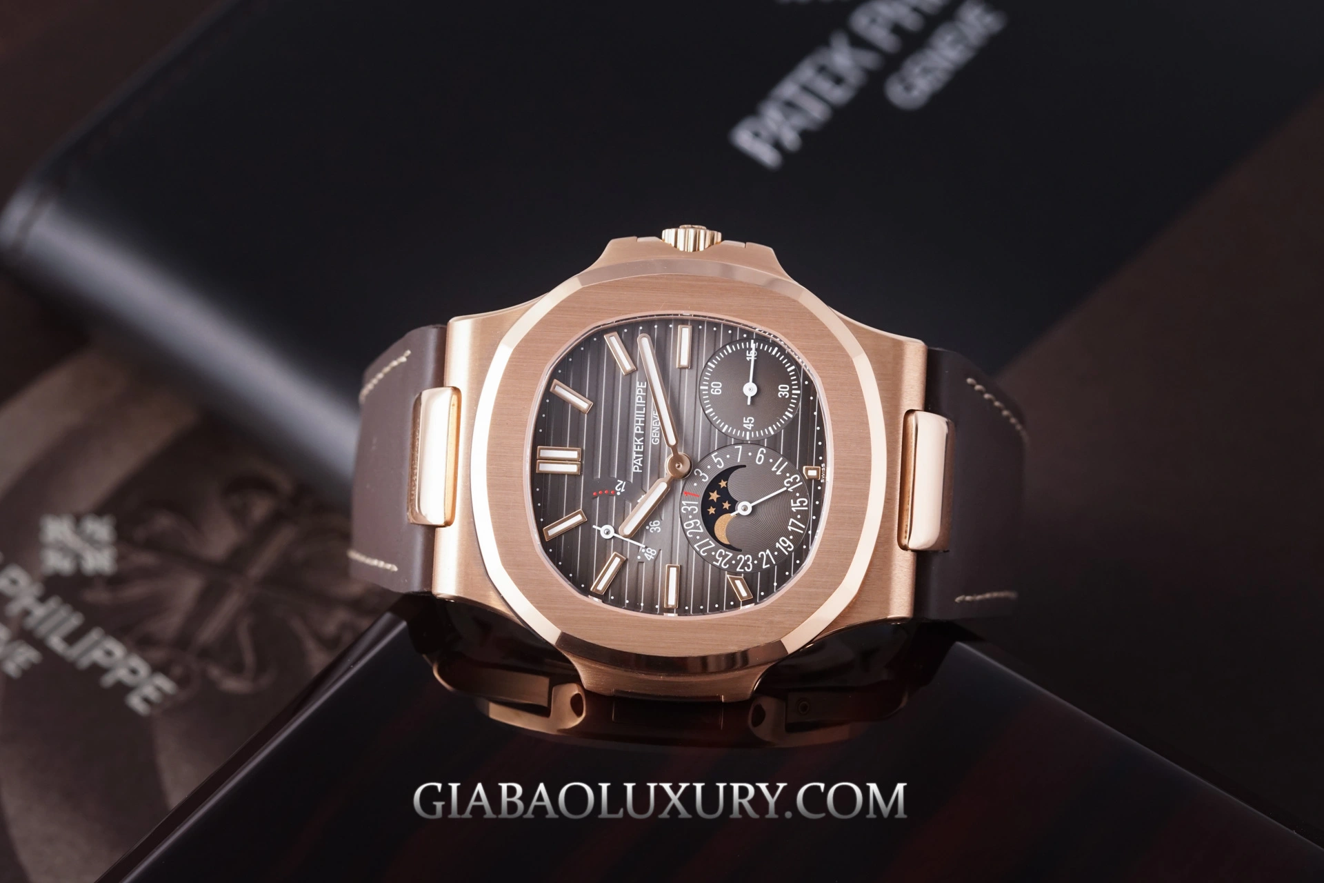 Patek Philippe Nautilus 5712R-001: mặt số bất đối xứng, calibre 240 — ảnh chi tiết 04