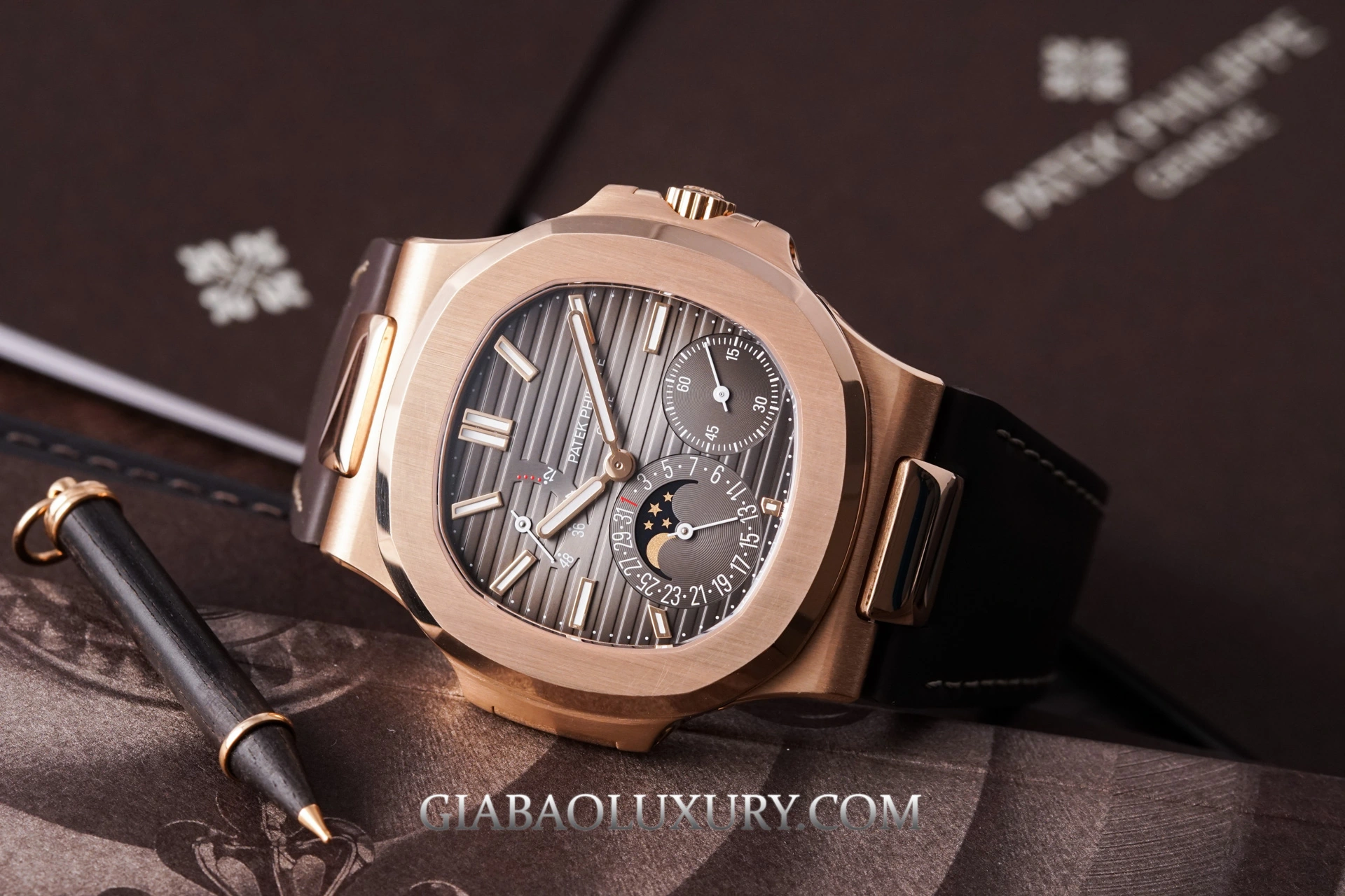 Patek Philippe Nautilus 5712R-001: mặt số bất đối xứng, calibre 240 — ảnh chi tiết 05