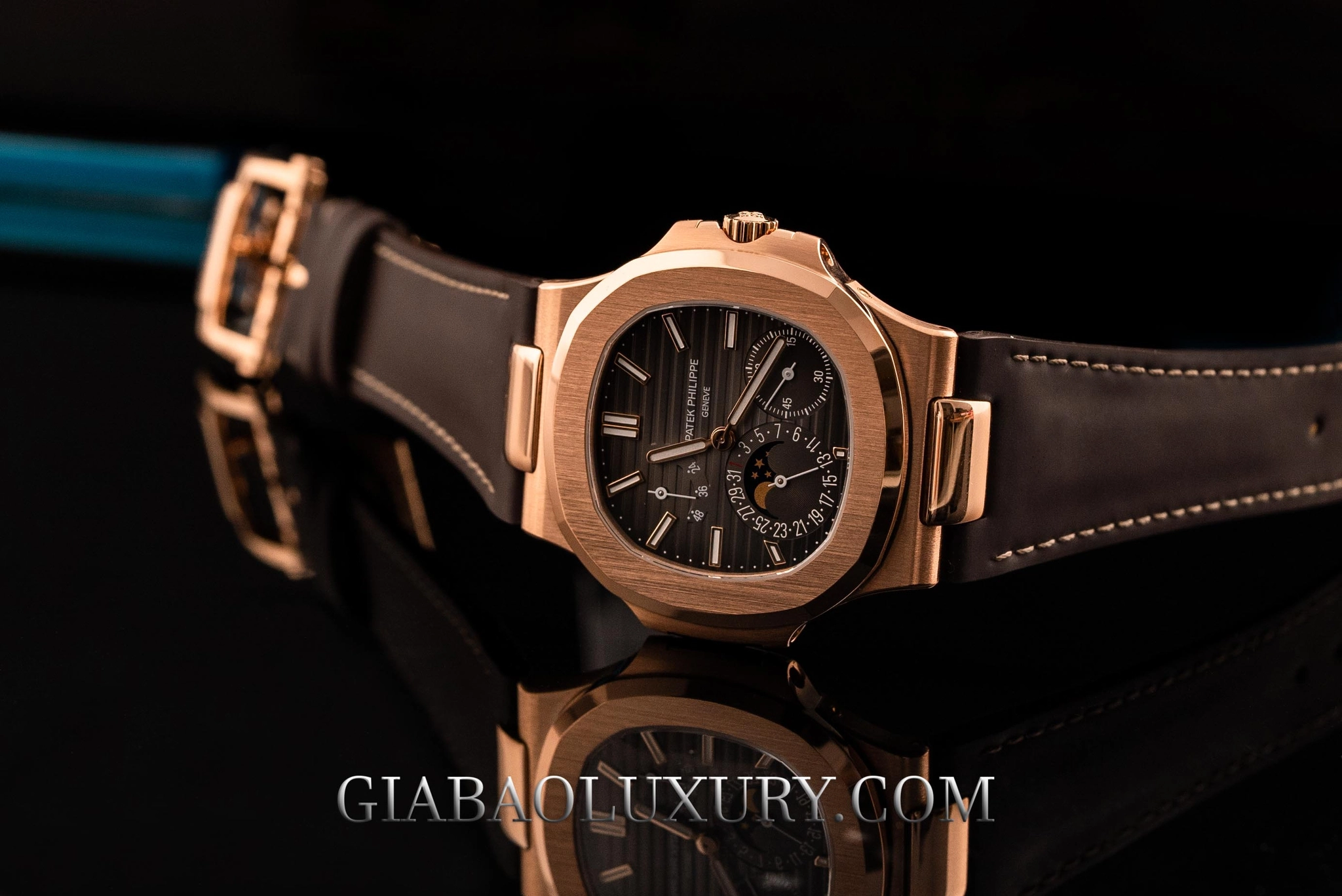 Patek Philippe Nautilus 5712R-001: mặt số bất đối xứng, calibre 240 — ảnh chi tiết 06