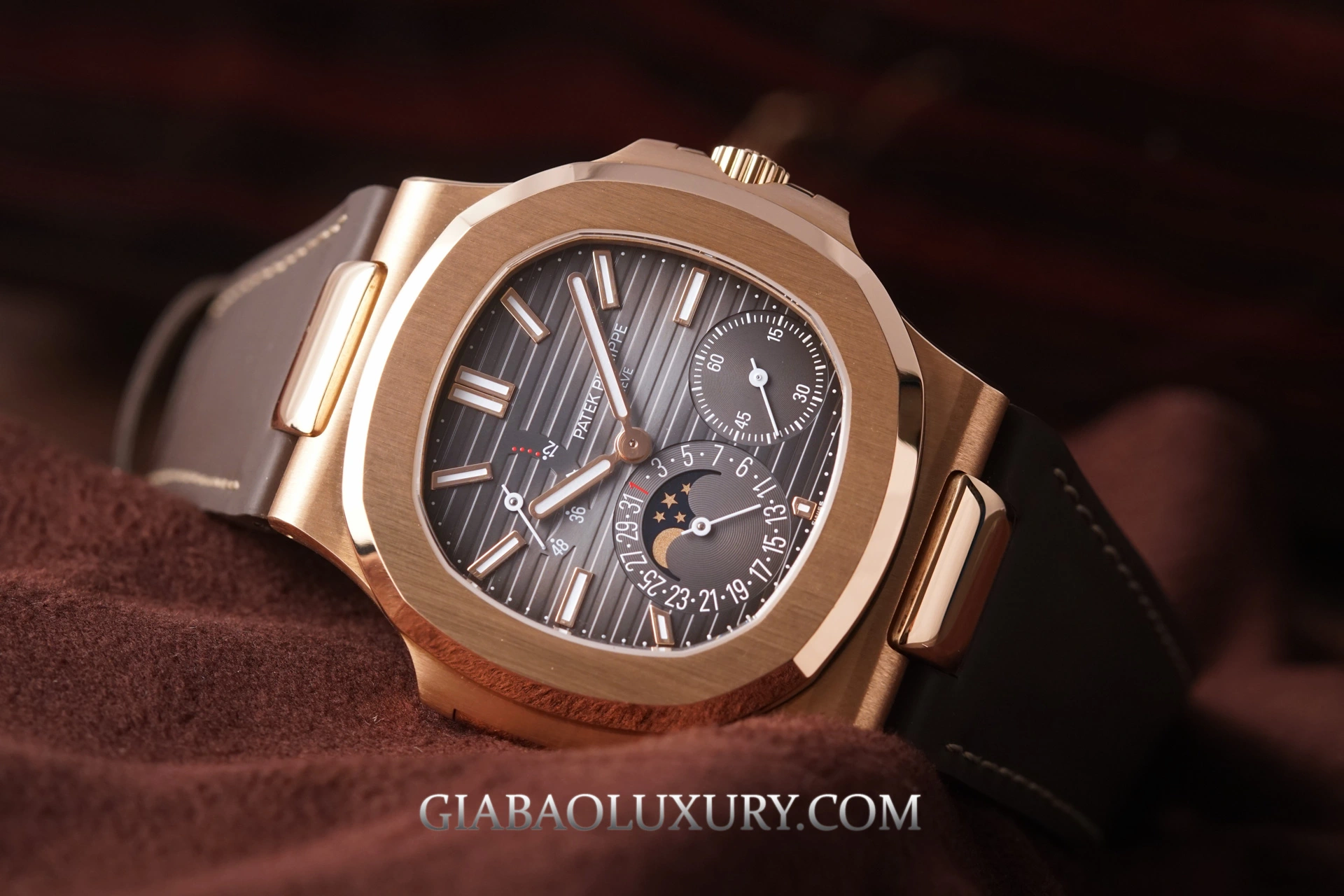 Patek Philippe Nautilus 5712R-001: mặt số bất đối xứng, calibre 240 — ảnh chi tiết 07
