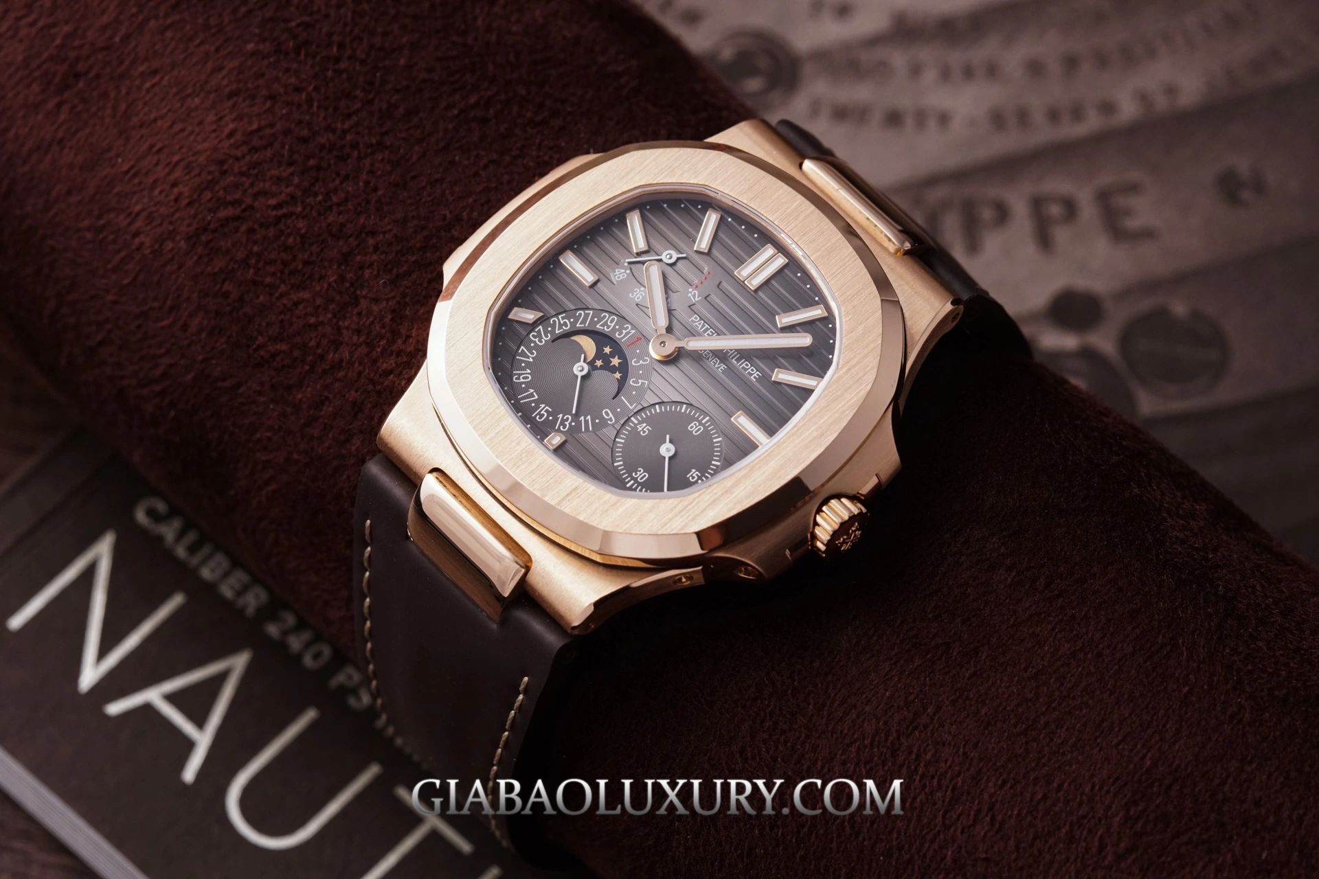 Patek Philippe Nautilus 5712R-001: mặt số bất đối xứng, calibre 240 — ảnh chi tiết 08