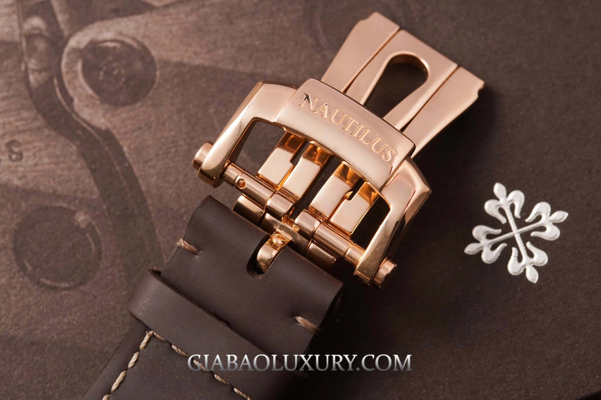 Patek Philippe Nautilus 5712R-001: mặt số bất đối xứng, calibre 240 — ảnh chi tiết 09