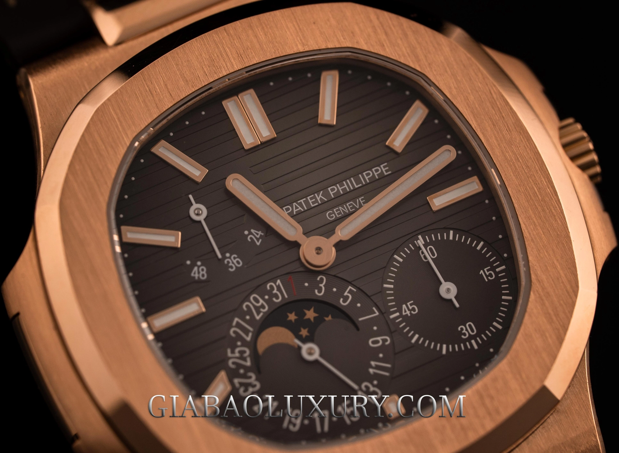 Patek Philippe Nautilus 5712R-001: mặt số bất đối xứng, calibre 240 — ảnh chi tiết 10