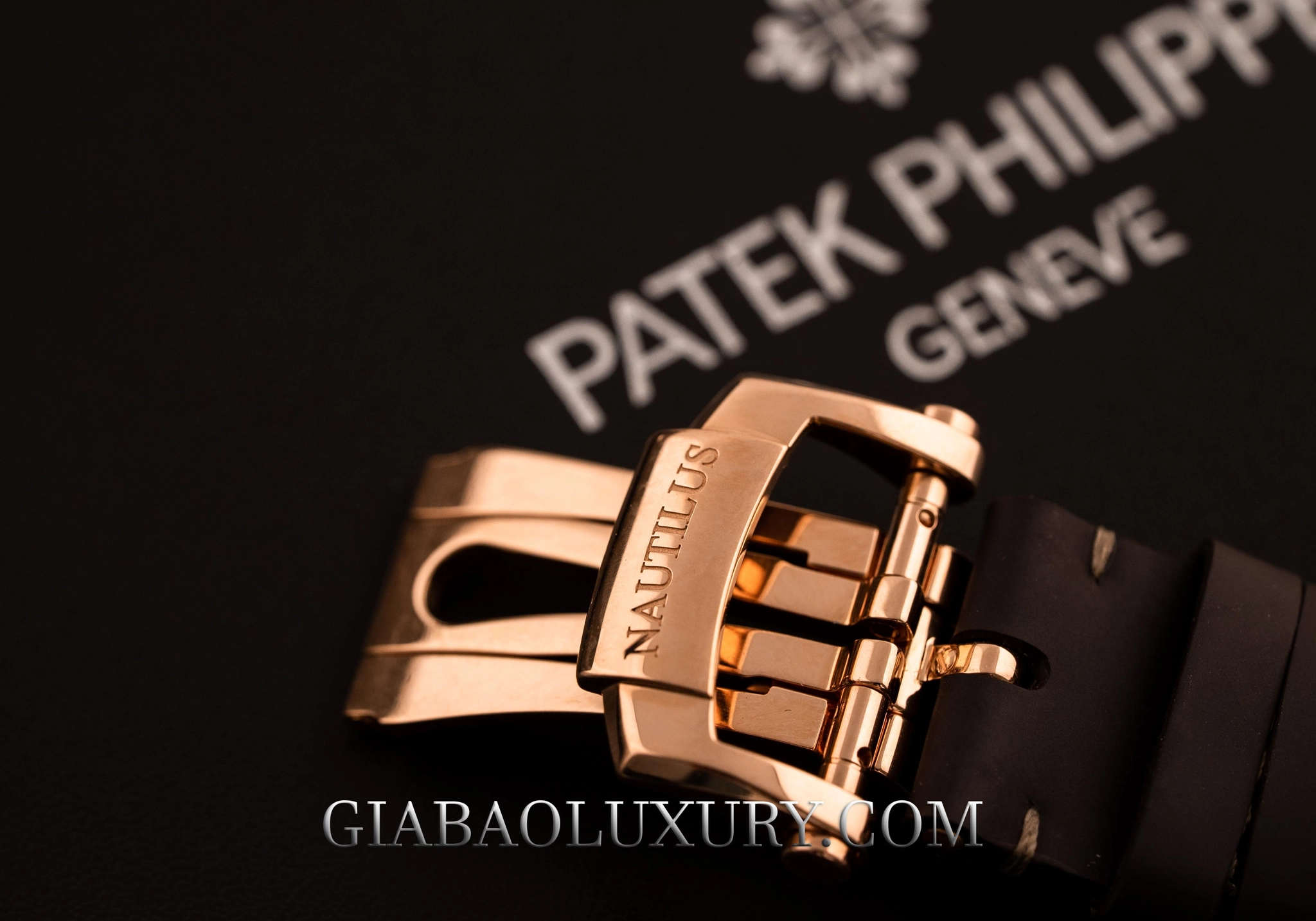 Patek Philippe Nautilus 5712R-001: mặt số bất đối xứng, calibre 240 — ảnh chi tiết 11