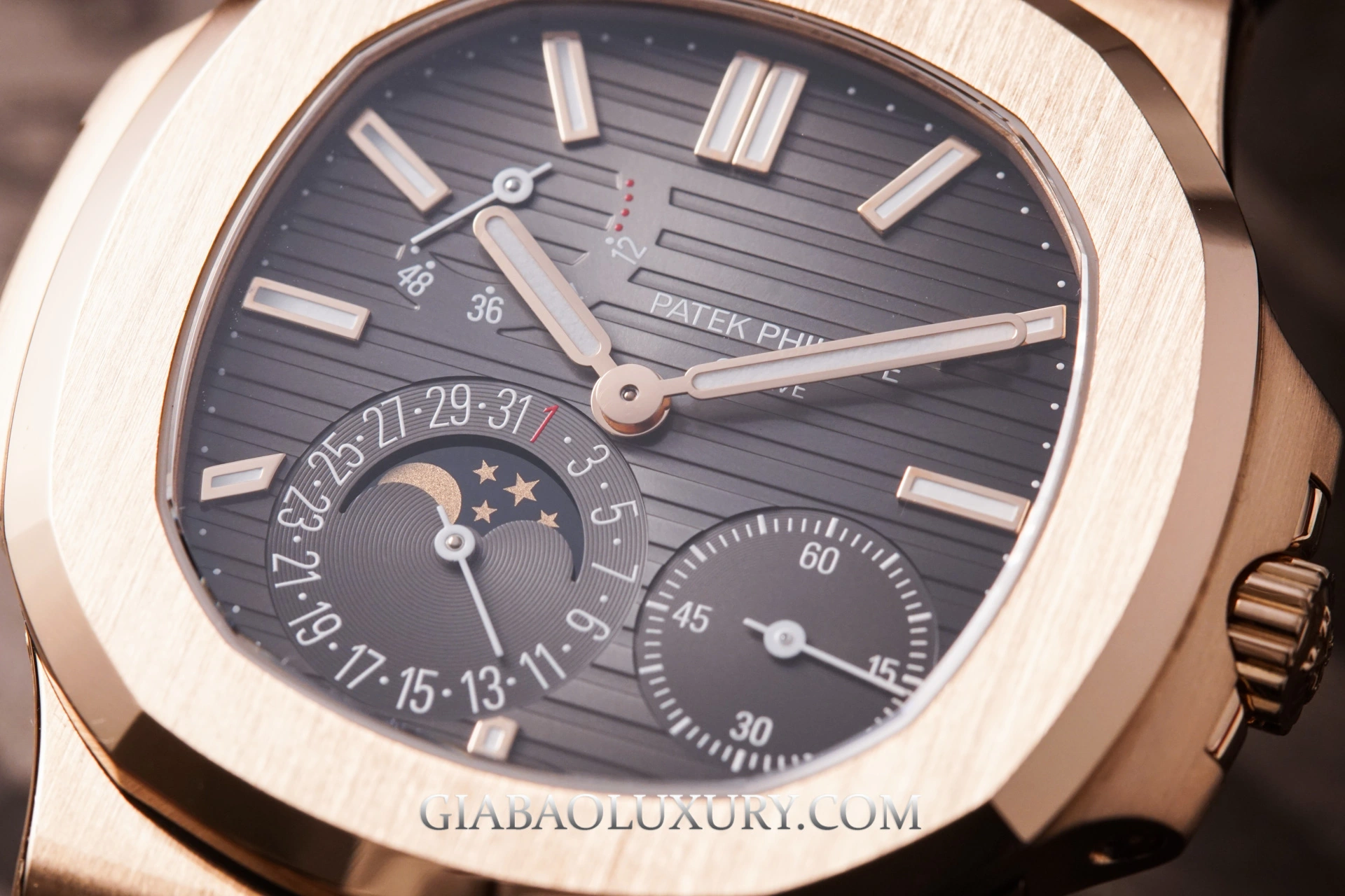 Patek Philippe Nautilus 5712R-001: mặt số bất đối xứng, calibre 240 — ảnh chi tiết 12