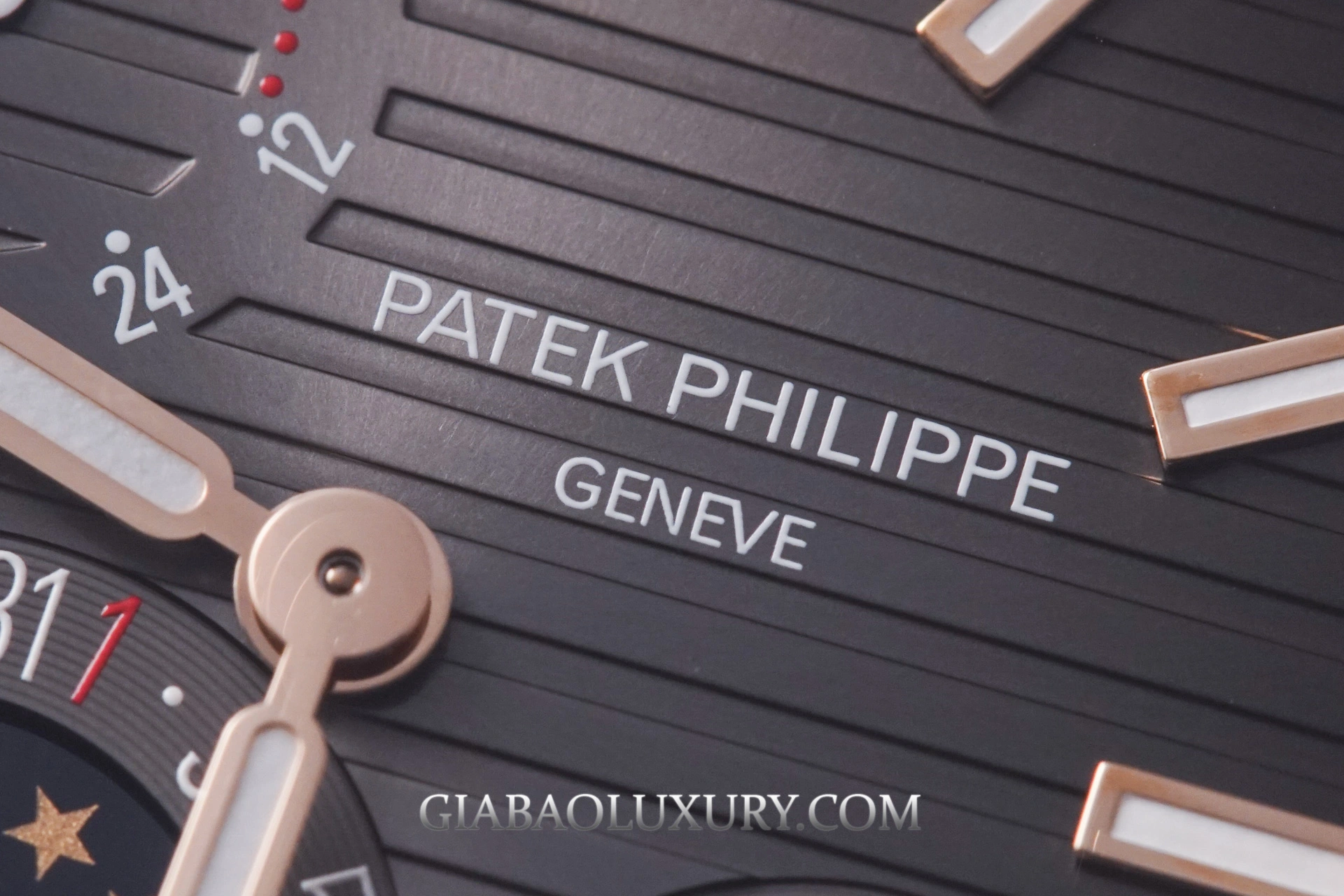 Patek Philippe Nautilus 5712R-001: mặt số bất đối xứng, calibre 240 — ảnh chi tiết 14