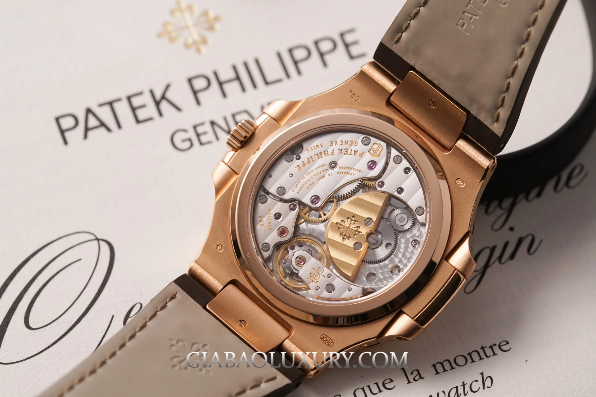 Patek Philippe Nautilus 5712R-001: mặt số bất đối xứng, calibre 240 — ảnh chi tiết 15
