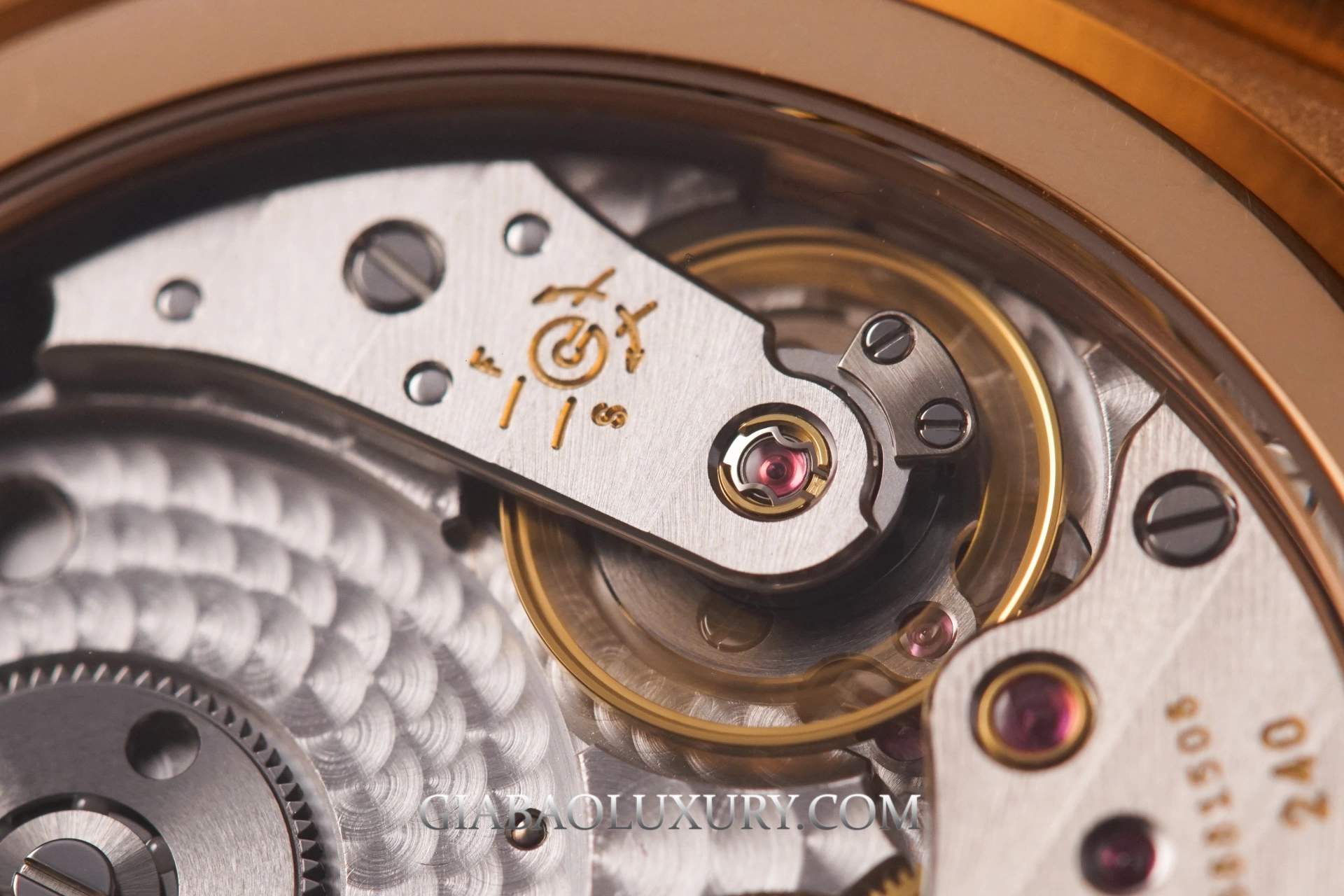 Patek Philippe Nautilus 5712R-001: mặt số bất đối xứng, calibre 240 — ảnh chi tiết 17