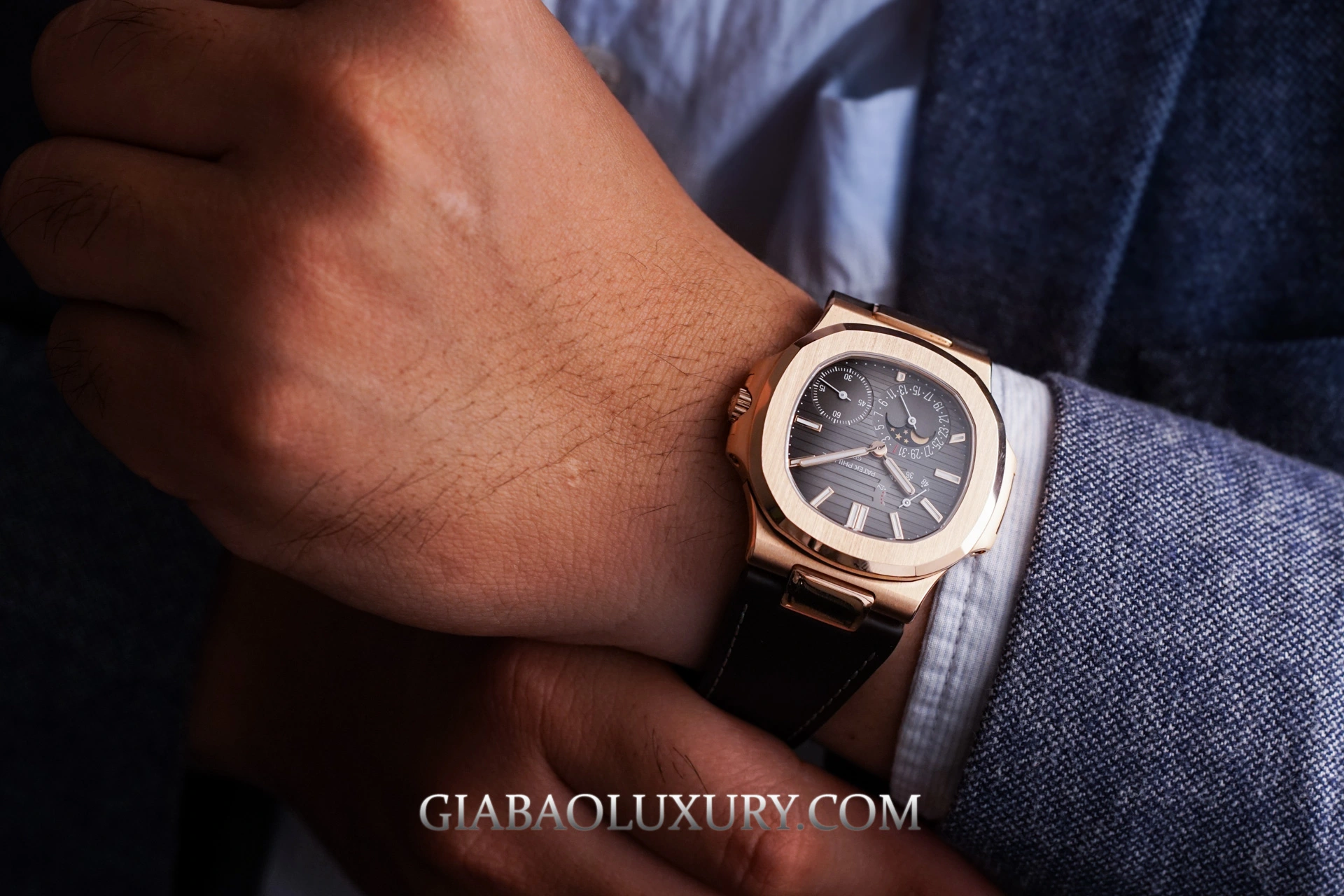 Patek Philippe Nautilus 5712R-001: mặt số bất đối xứng, calibre 240 — ảnh chi tiết 21