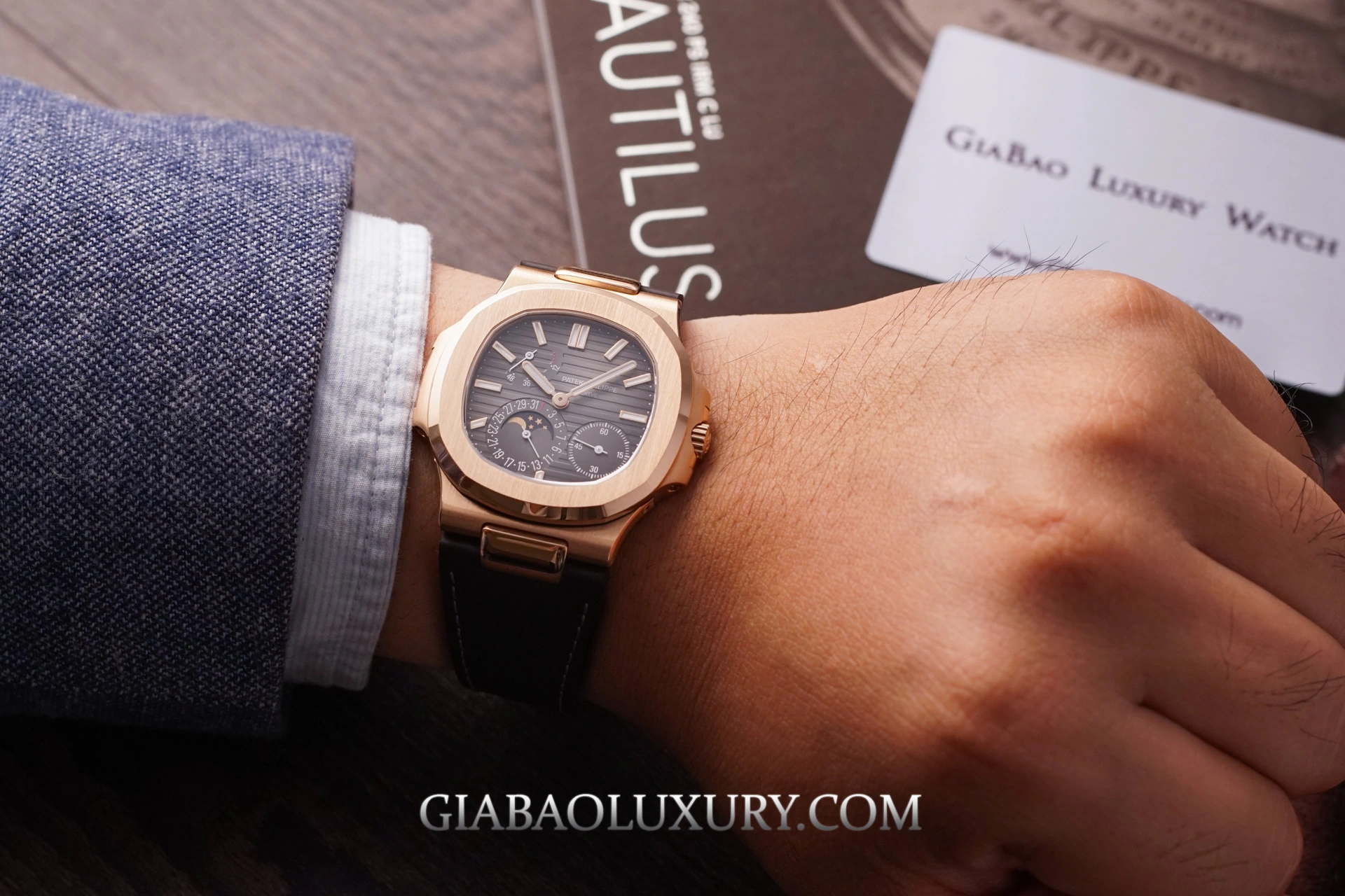 Patek Philippe Nautilus 5712R-001: mặt số bất đối xứng, calibre 240 — ảnh chi tiết 22