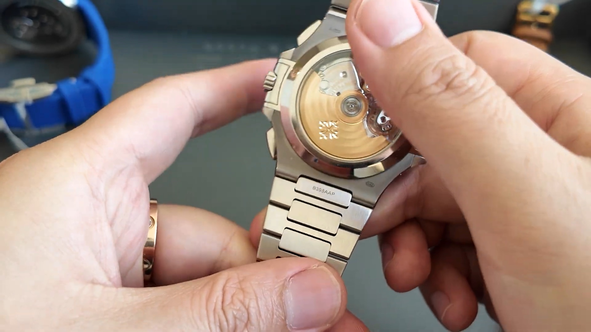 Bộ máy CH 28-520 C của Patek Philippe Nautilus 5976/1G-001 nhìn qua đáy vỏ với rotor vàng và dấu Geneva Seal