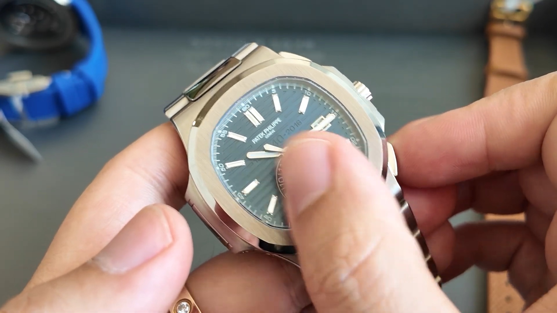 Cạnh vỏ Patek Philippe Nautilus 5976/1G-001 vàng trắng 44mm
