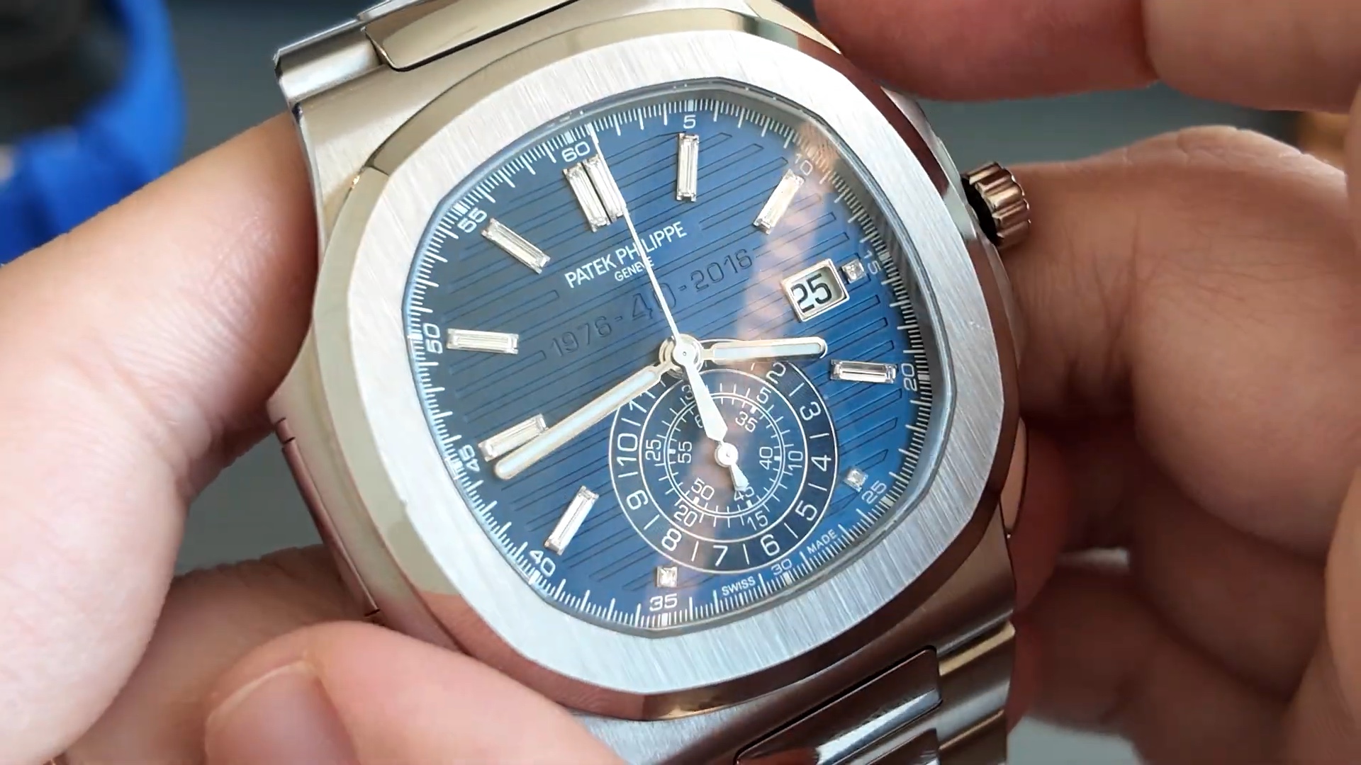 Mặt số xanh Patek Philippe Nautilus 5976/1G-001 với dòng chữ kỷ niệm 1976-40-2016 và cọc số kim cương baguette