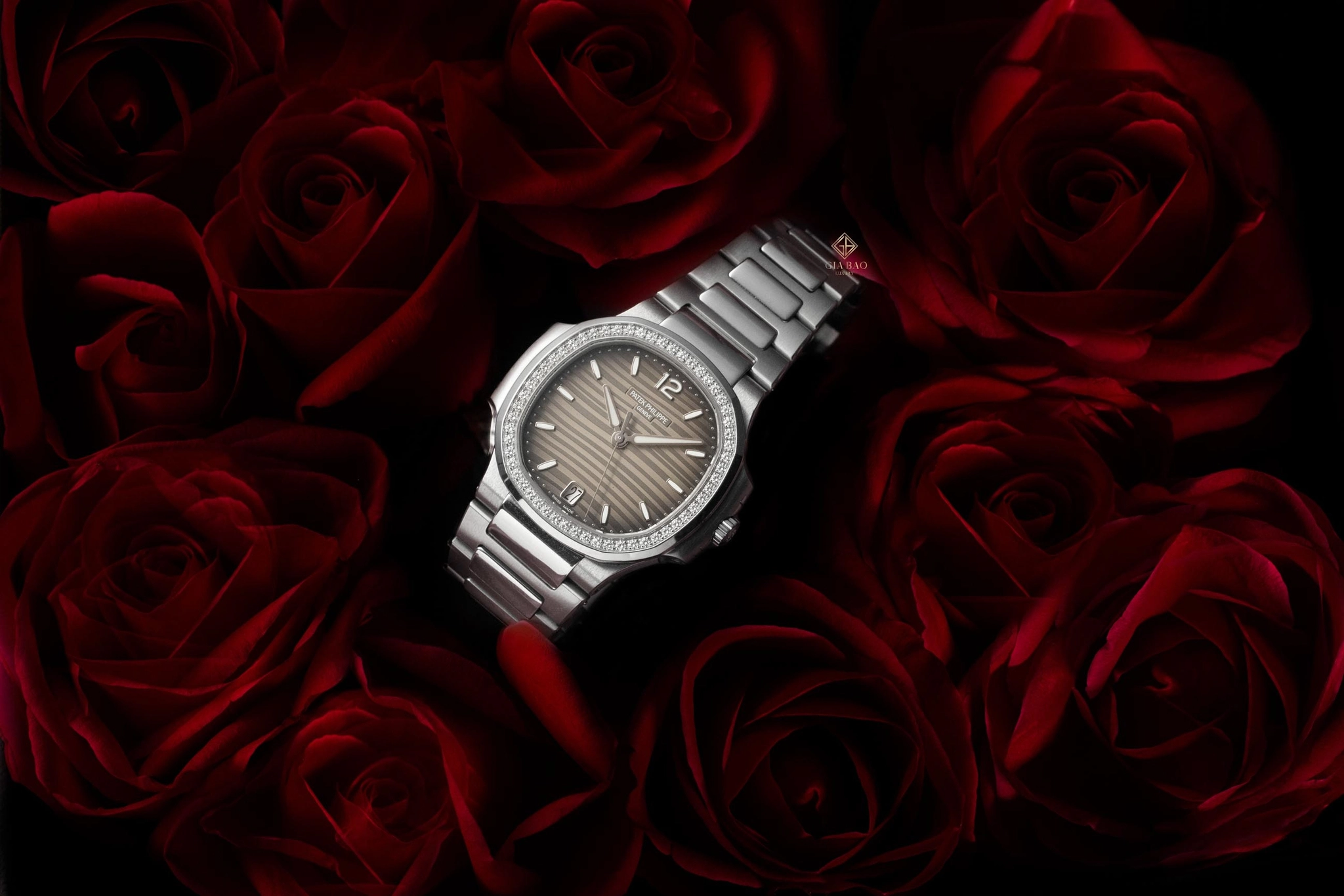 Patek Philippe Nautilus 7118/1200A-011: Patek Philippe Nautilus 7118/1200A-011 nhìn chính diện
